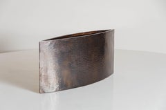 Vase contemporain en forme de saule en cuivre ancien repoussé à la main par Robert Kuo