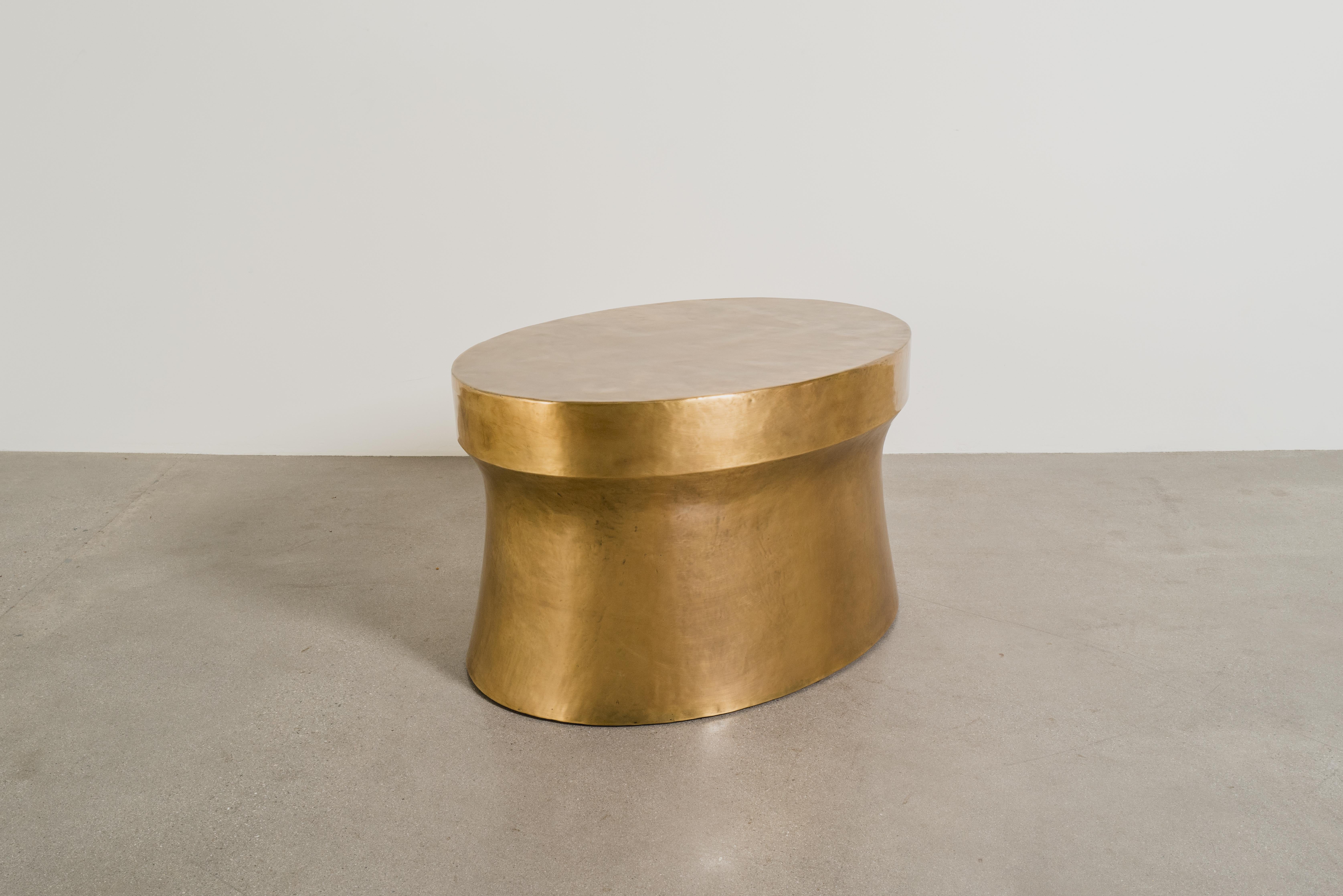 Minimaliste Table Dong Shan contemporaine ovale en laiton repoussé à la main par Robert Theo en vente