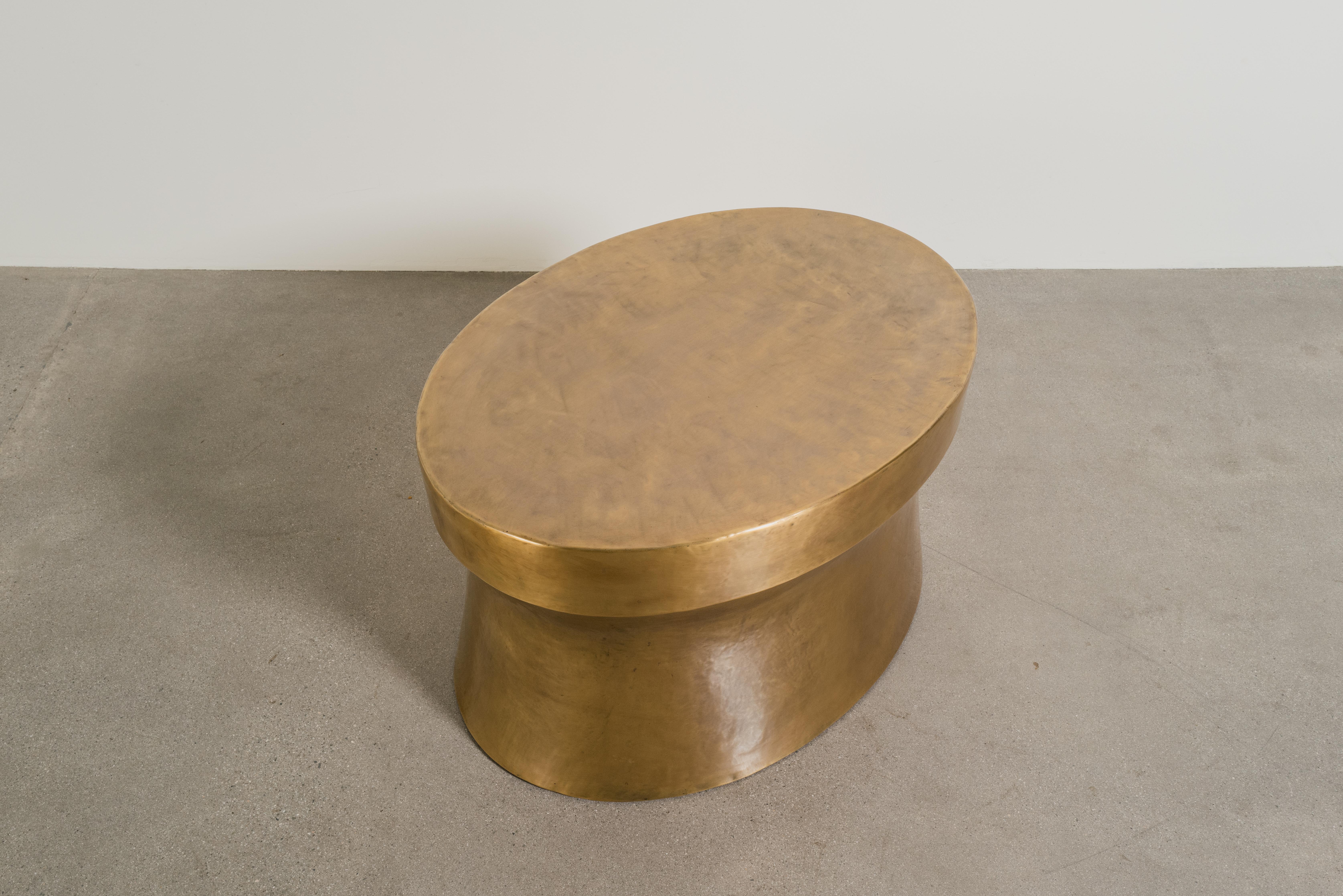 Repoussé Table Dong Shan contemporaine ovale en laiton repoussé à la main par Robert Theo en vente