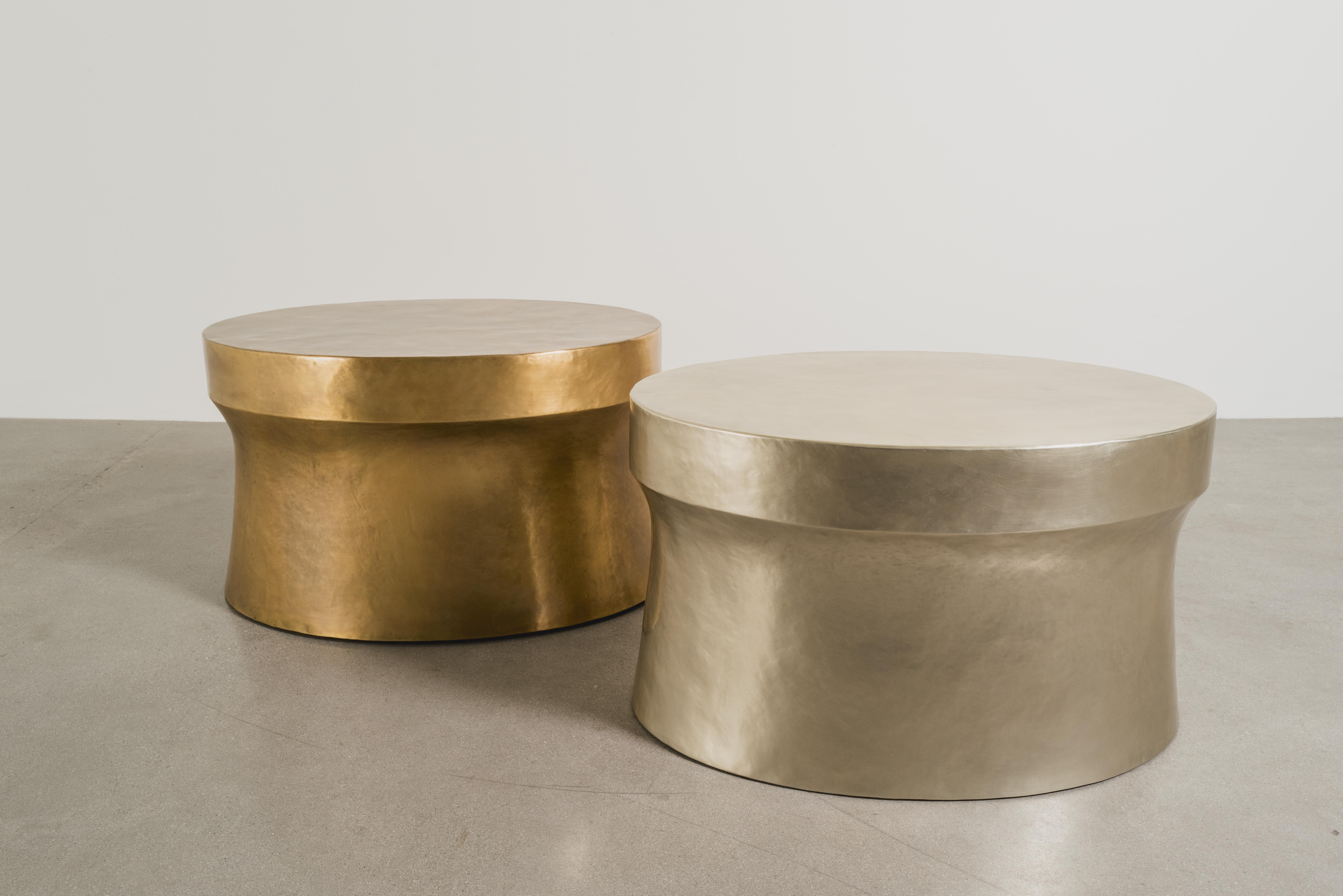 Table Dong Shan contemporaine ovale en laiton repoussé à la main par Robert Theo Neuf - En vente à Los Angeles, CA