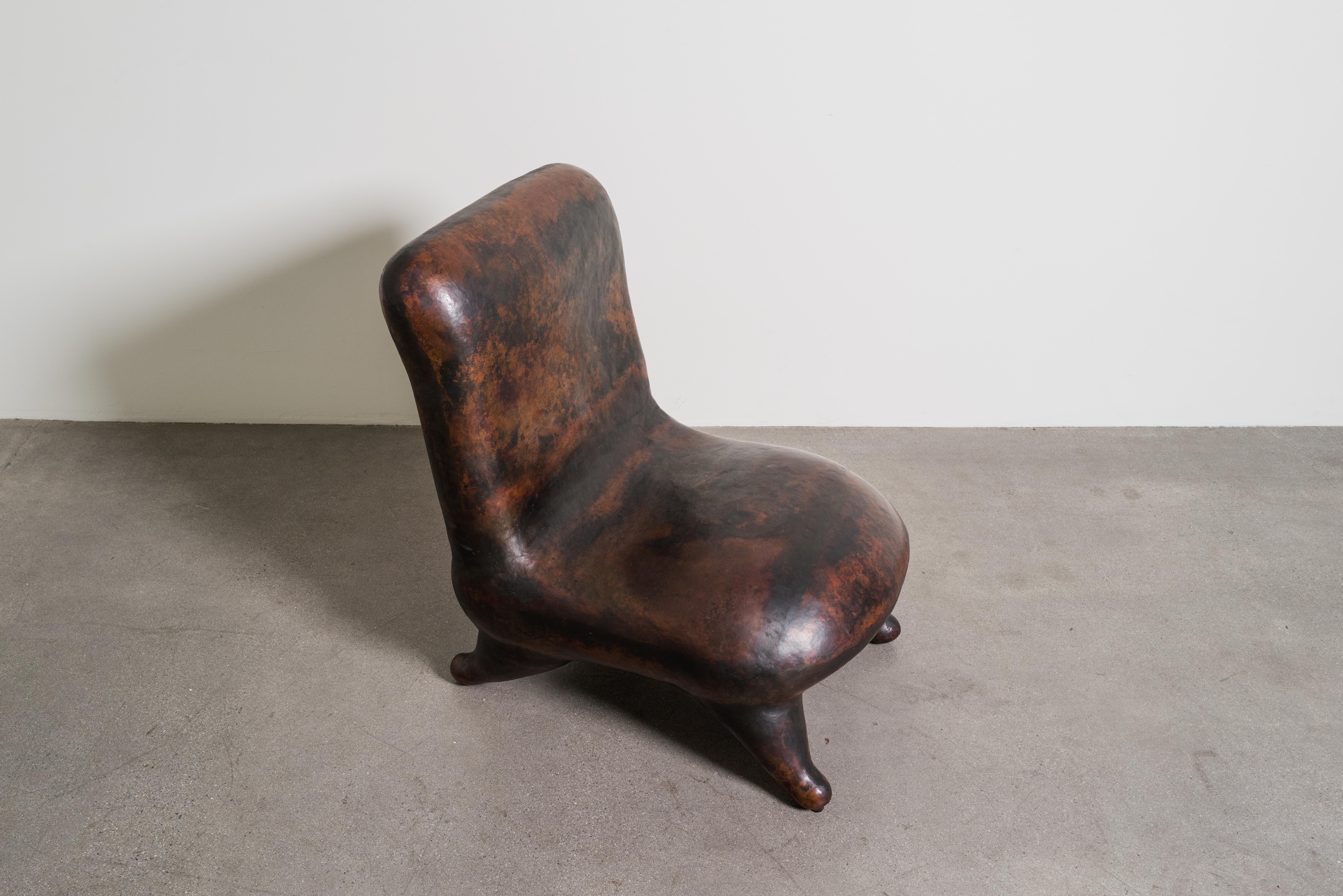 Chaise repoussée
Cuivre antique
Repoussé à la main
Chaise en cuivre patiné 
Contemporain
Édition limitée
Chaque pièce est fabriquée individuellement et est unique.

Le repoussé est l'art traditionnel qui consiste à marteler à la main un relief