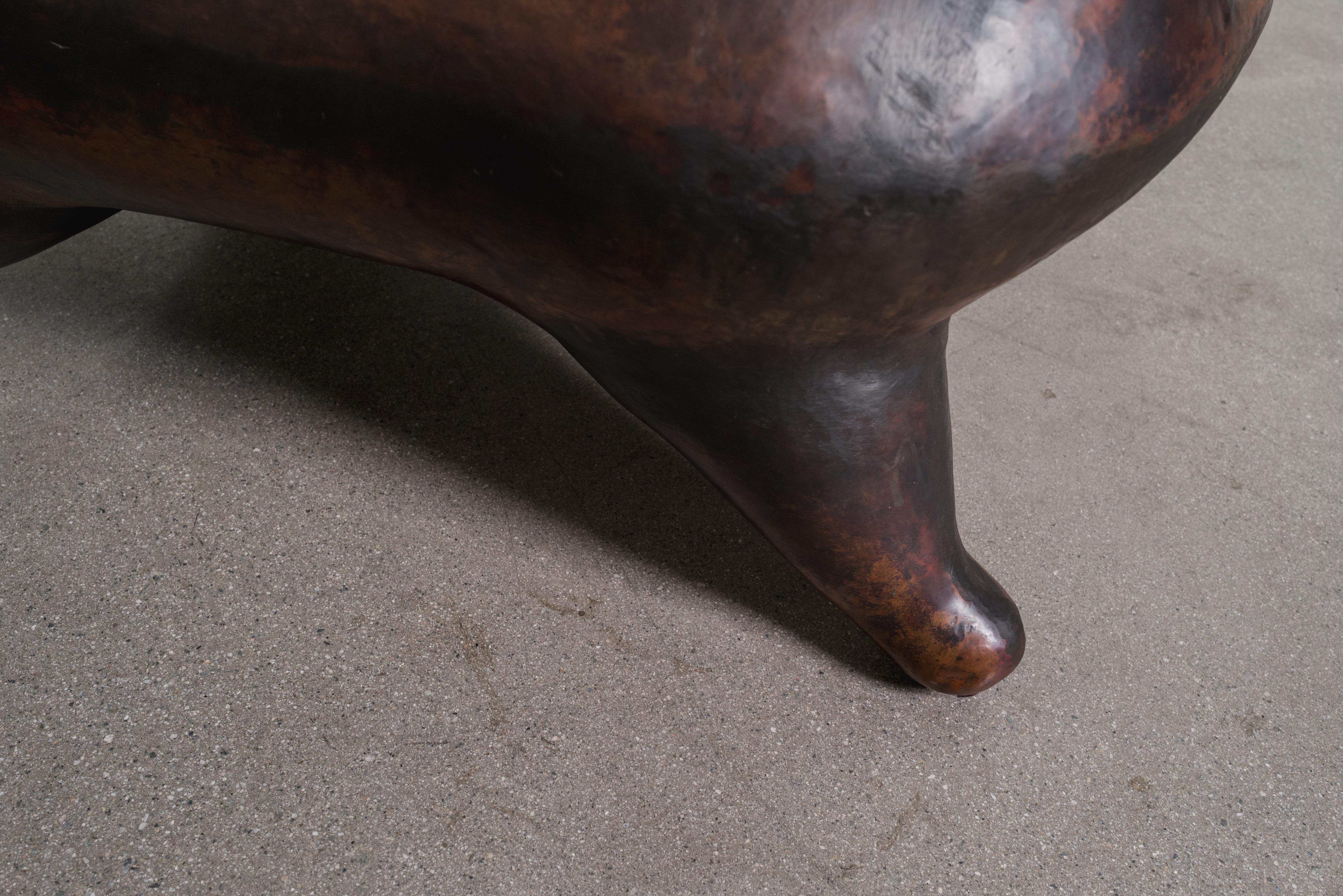 Repoussé Chaise contemporaine en cuivre repoussé à la main par Robert Theo, édition limitée en vente