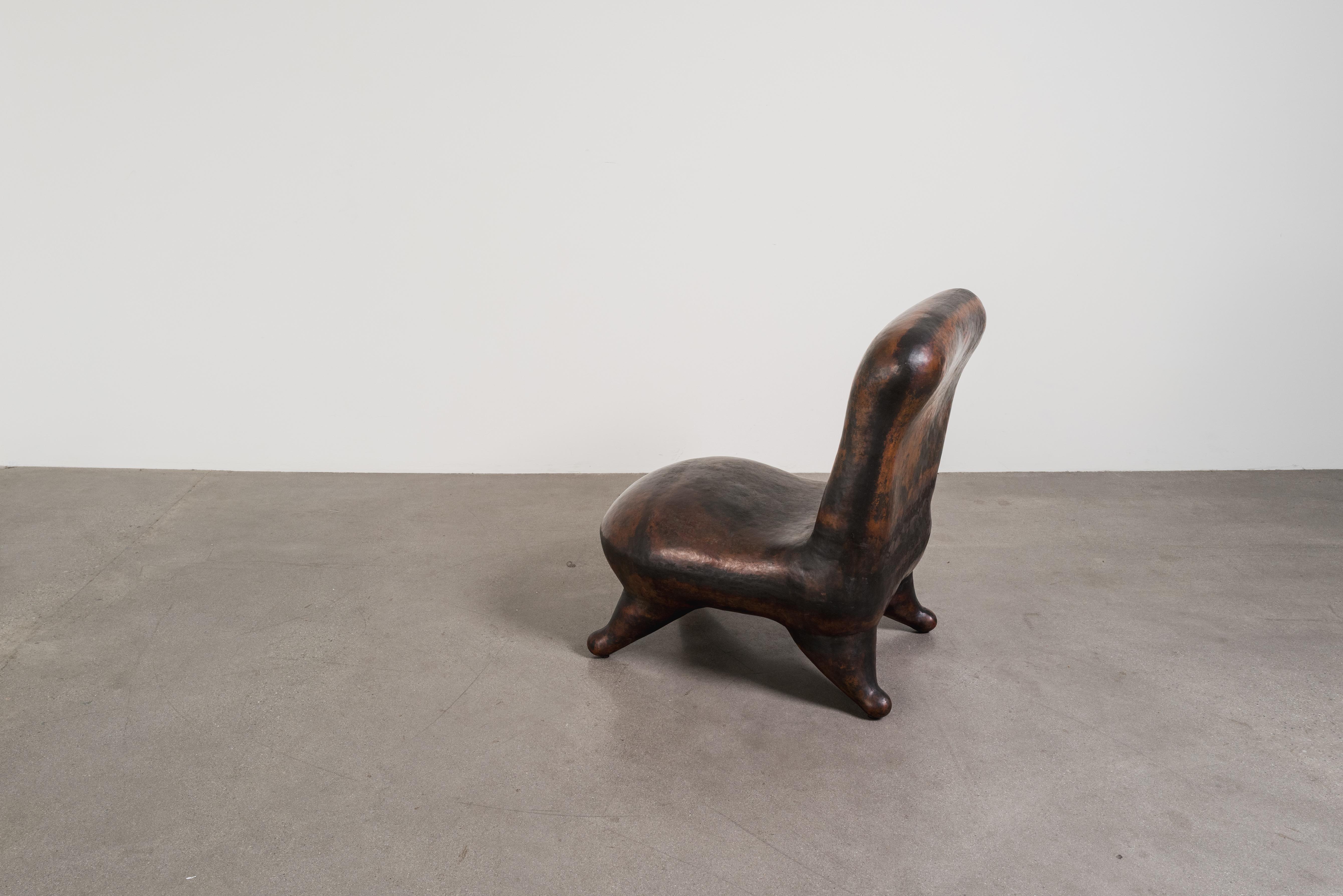 XXIe siècle et contemporain Chaise contemporaine en cuivre repoussé à la main par Robert Theo, édition limitée en vente