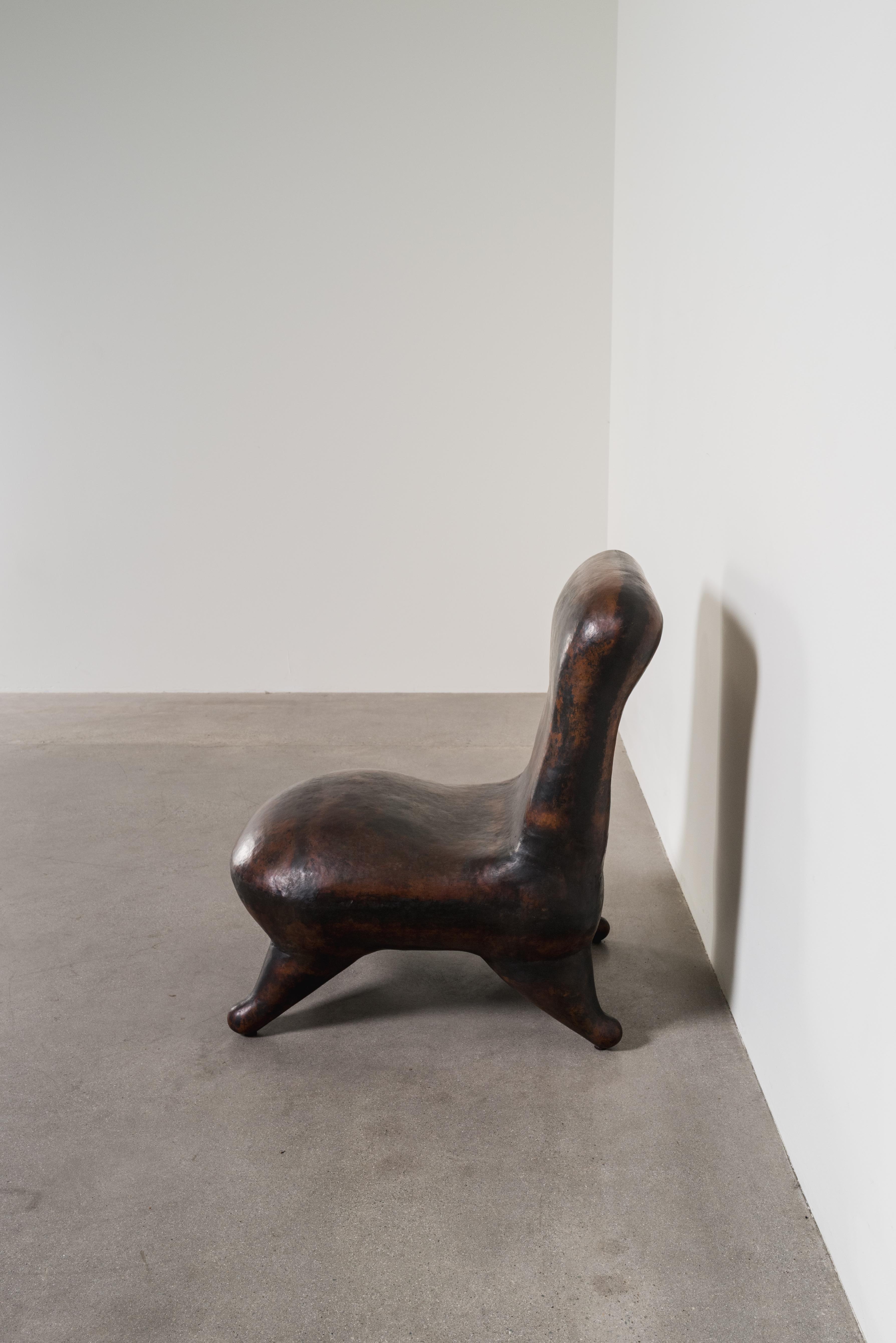 Cuivre Chaise contemporaine en cuivre repoussé à la main par Robert Theo, édition limitée en vente