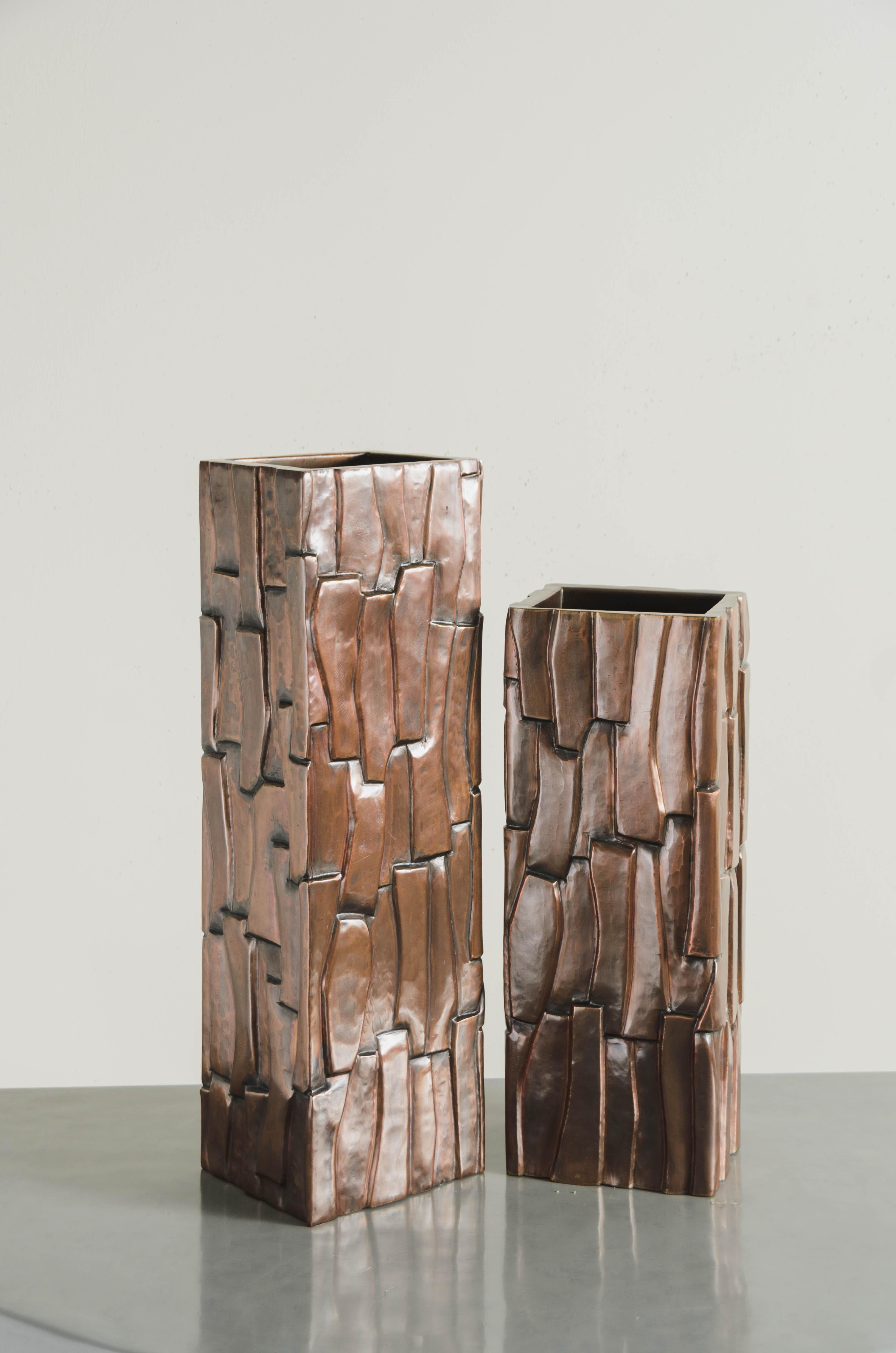 Vase Contemporary Hand Repoussé Kuai Block en cuivre antique par Robert Theo Neuf - En vente à Los Angeles, CA