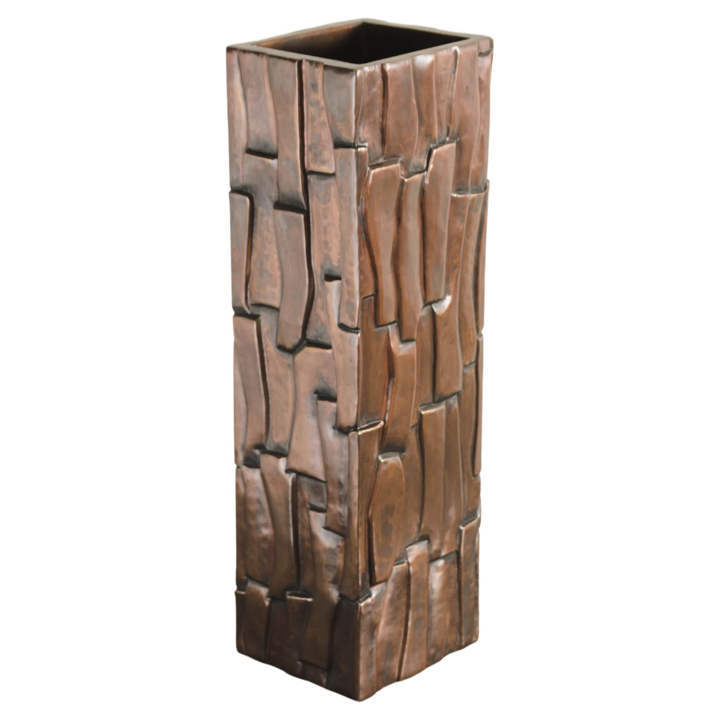 Vase Kuai contemporain repoussé à la main en cuivre ancien en forme de bloc, par Robert Kuo