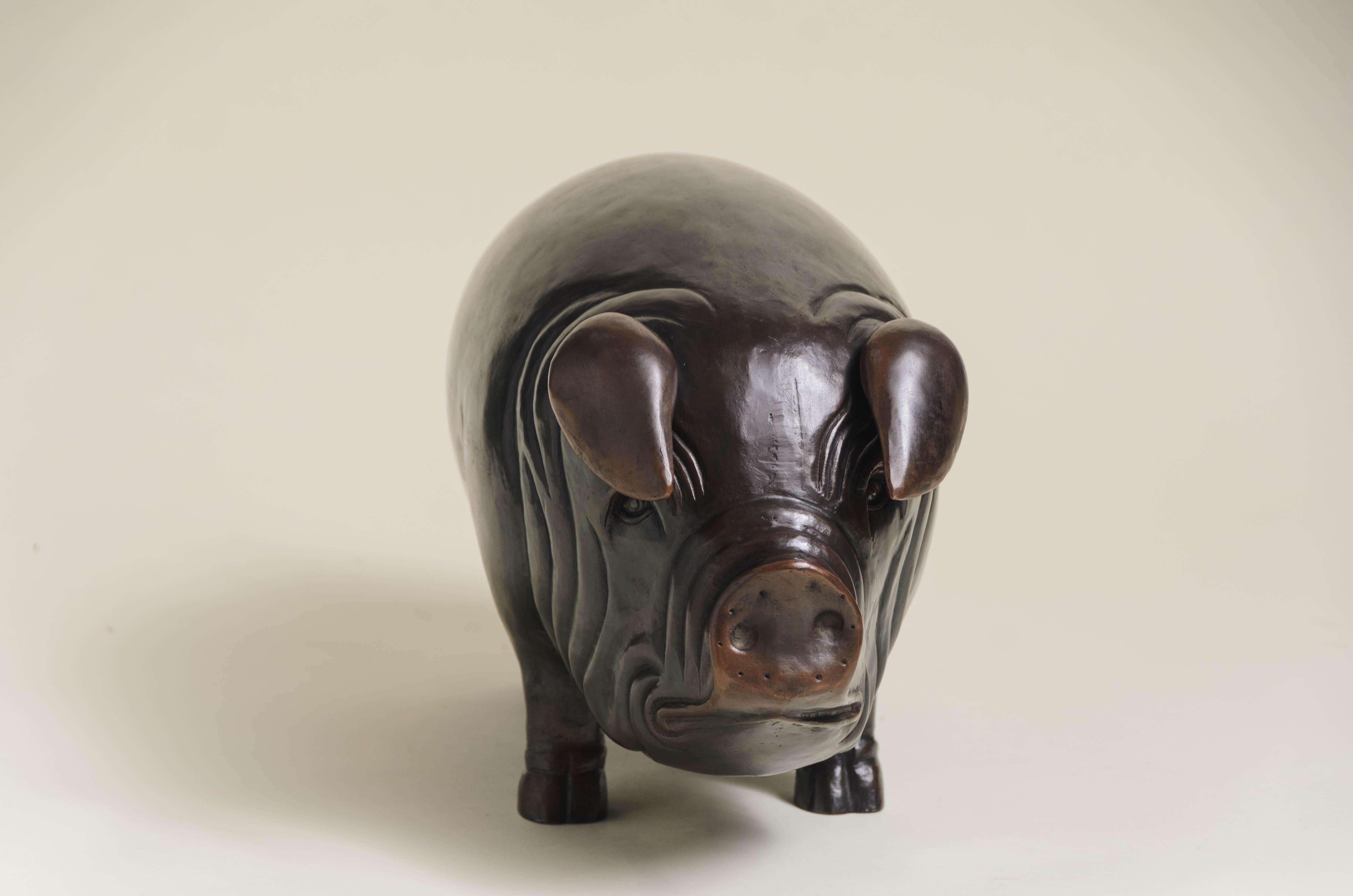 Schweineskulptur
Antikkupfer dunkel
Hand Repoussé
Zeitgenössisch
Limitierte Auflage
Jedes Stück wird individuell angefertigt und ist einzigartig. 
Repoussé ist die traditionelle Kunst, ein dekoratives Relief von Hand auf ein Blech zu hämmern. Die