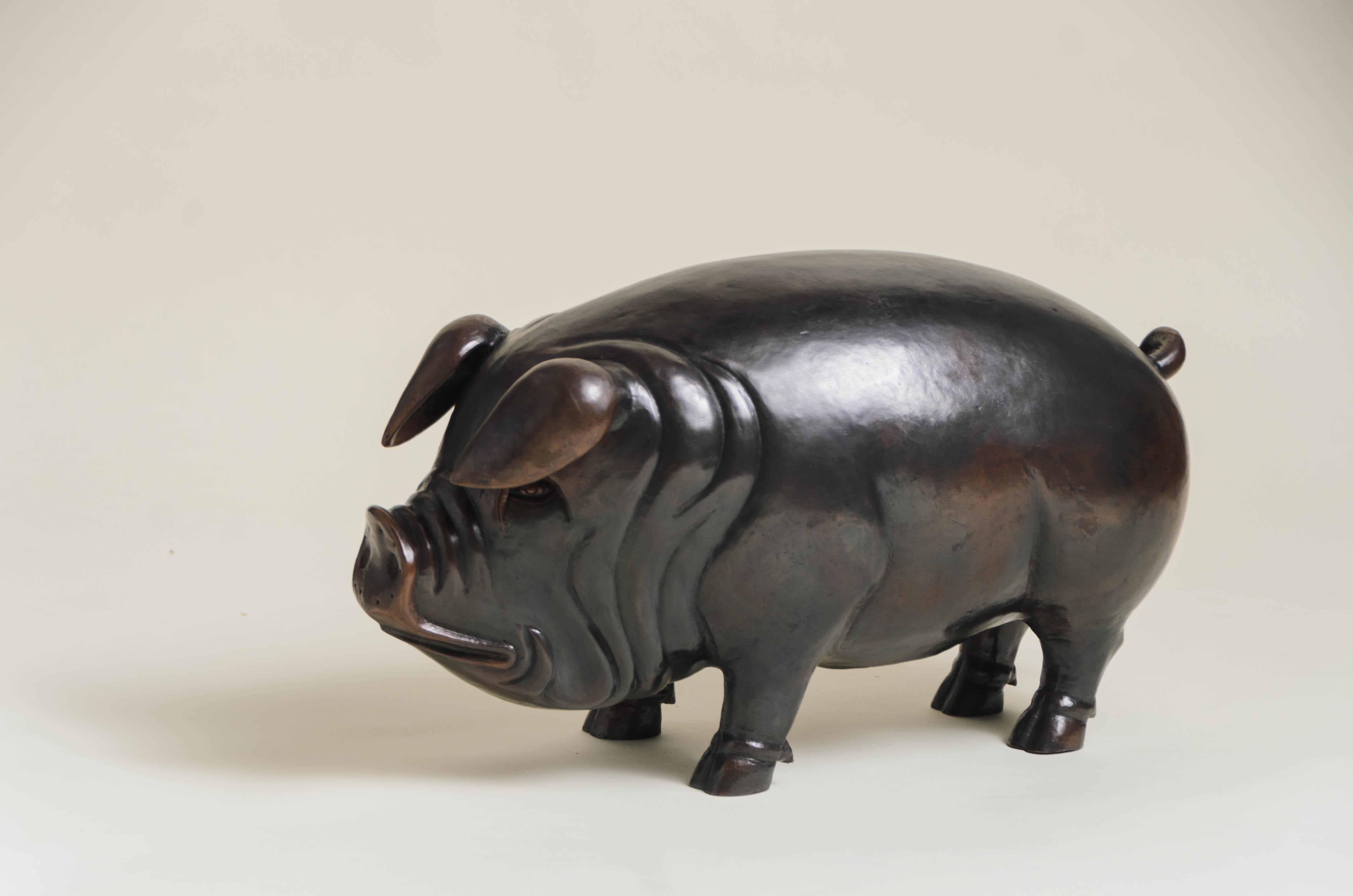 Zeitgenössische Schweineskulptur aus dunklem Antikkupfer von Robert Kuo (Handrepoussé) (Repoussé) im Angebot