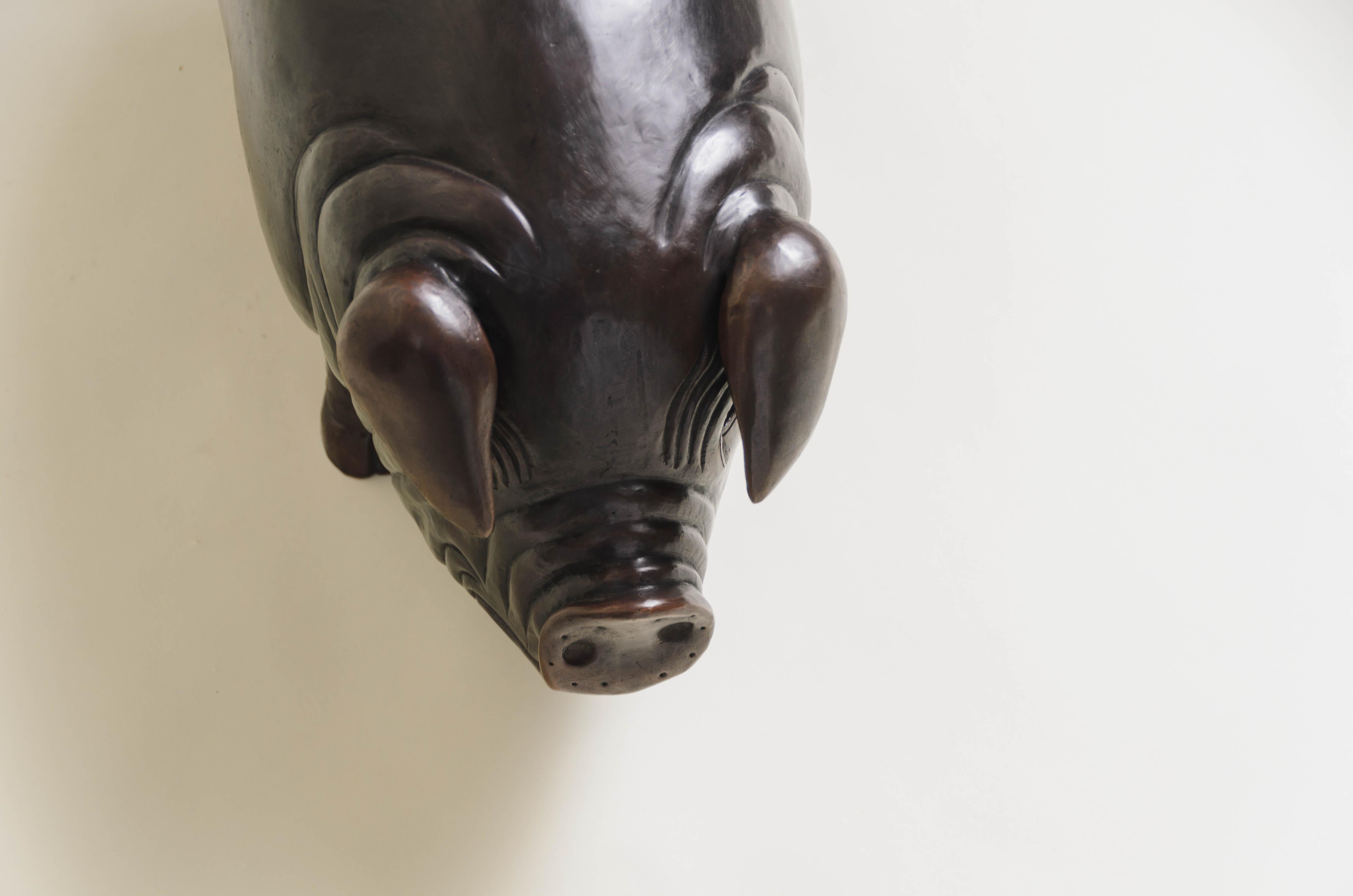Zeitgenössische Schweineskulptur aus dunklem Antikkupfer von Robert Kuo (Handrepoussé) (Kupfer) im Angebot