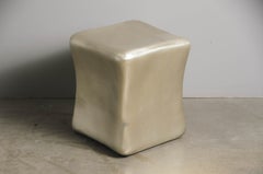 Zeitgenössischer handrepoussierter kissenförmiger trommelhocker in weißer bronze von Robert Kuo