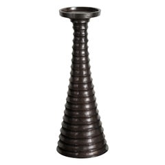 Bougeoir Tang contemporain repoussé à la main en cuivre noir de Robert Kuo