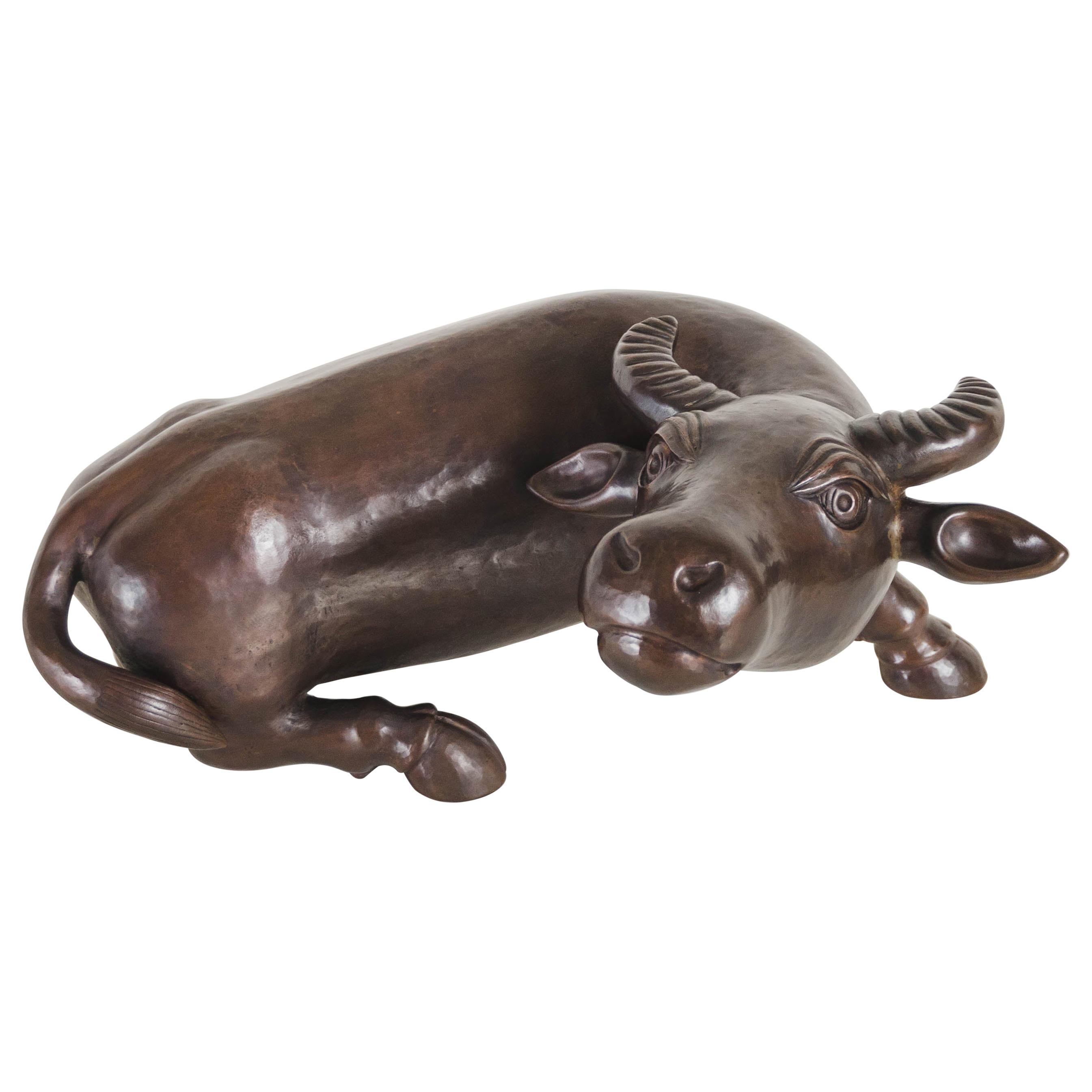 Sculpture contemporaine en forme de bœuf d'eau repoussé à la main en cuivre ancien de Robert Kuo
