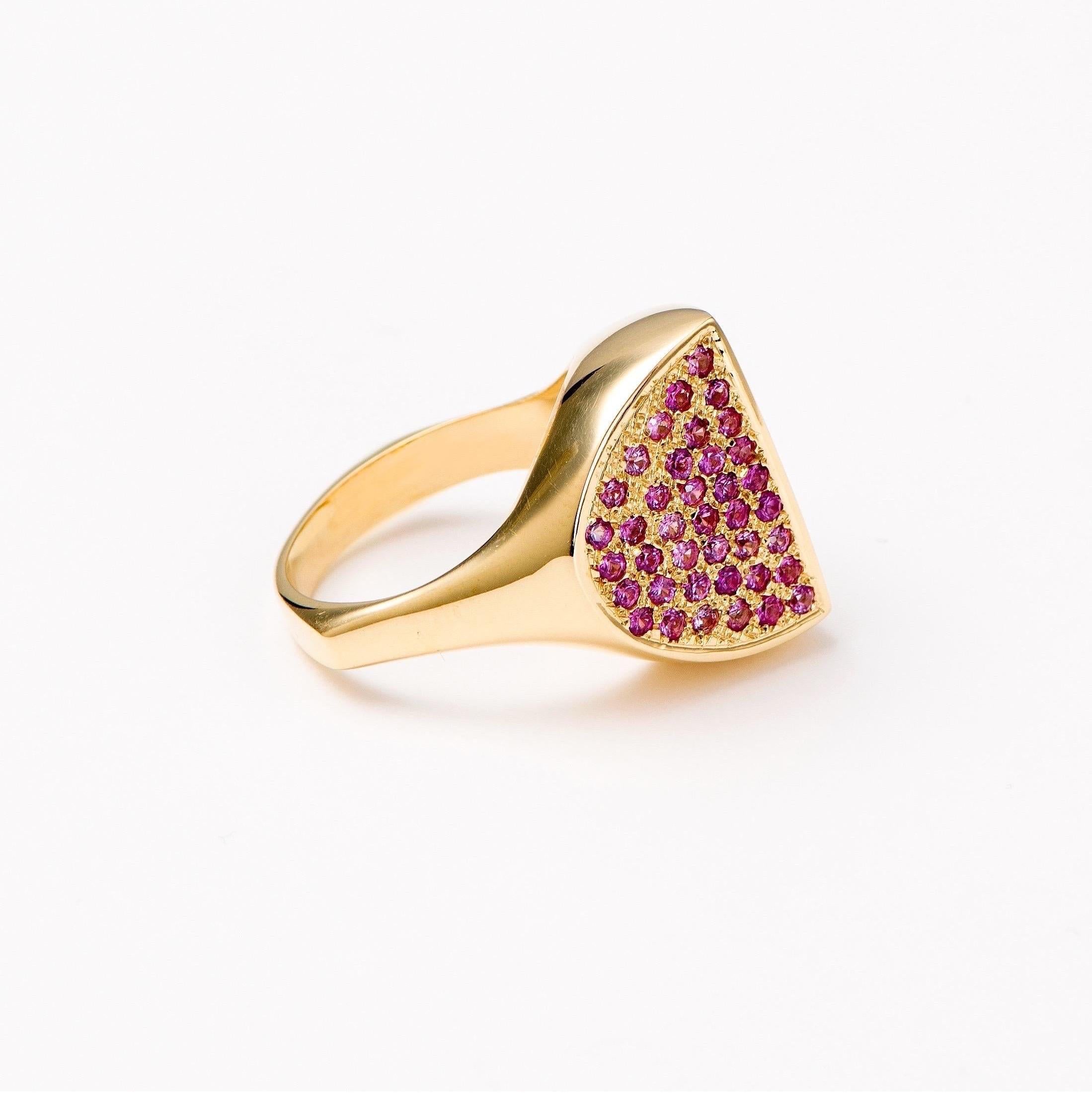 The ‘Right angle’ ring is hand sculpted and crafted in 18K gold, hallmarked in Cyprus. This impressive, statement ring comes in a highly polished finish and features Pink Sapphires, 0,79 Cts and Tanzanites 0,74 Cts. The ‘Right angle’ ring is a