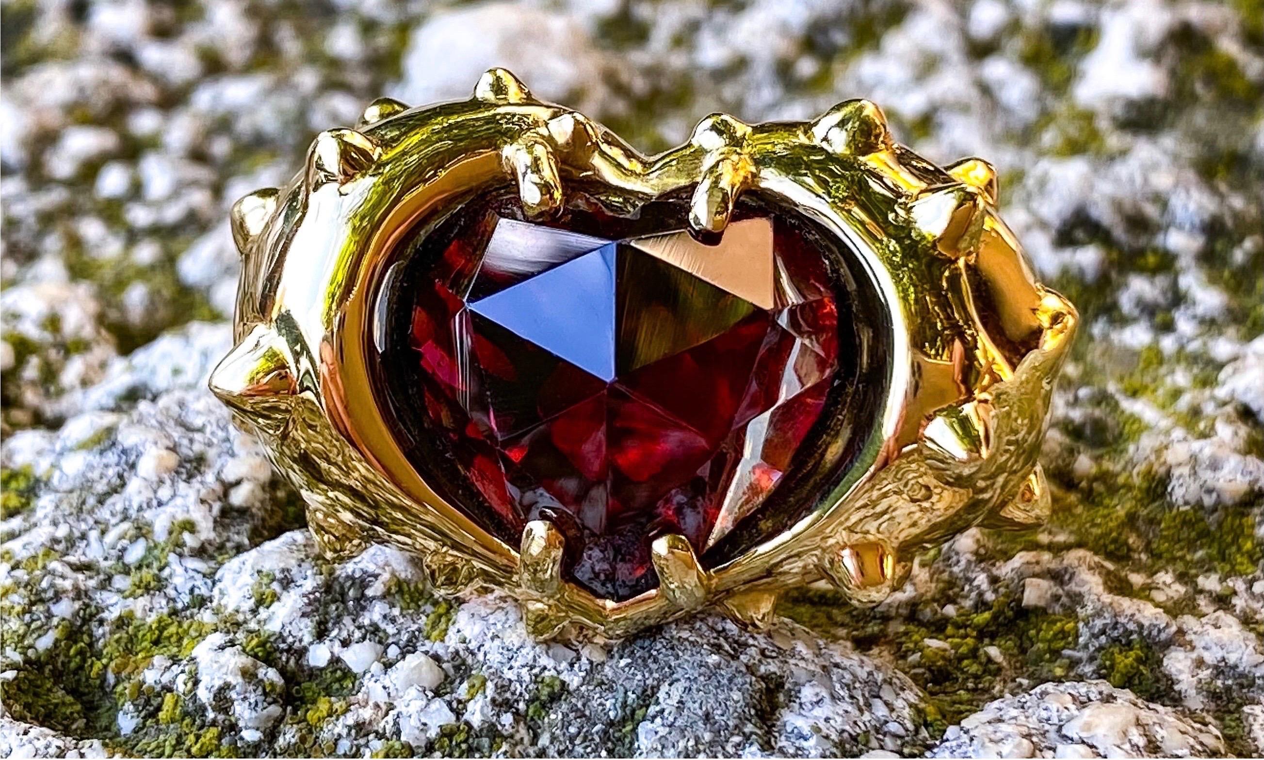 Contemporary Hand Sculpted 18K Yellow Gold and Rose Cut Red Garnet Heart Ring In New Condition For Sale In Nicosia, CY