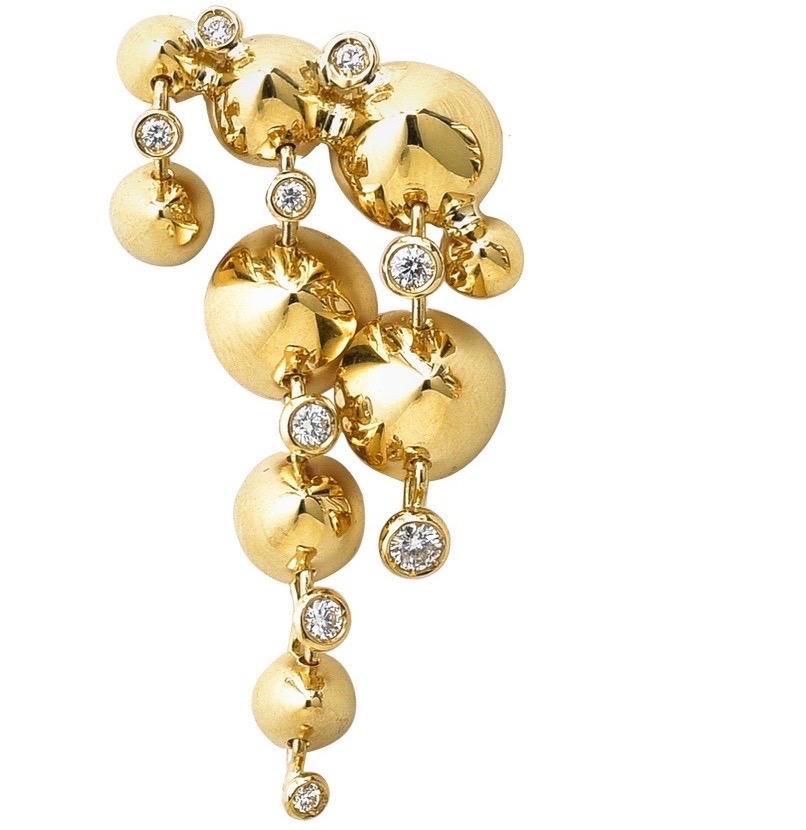 The ‘Dancing Spikes’, dangle earrings are crafted in 18K yellow gold, hallmarked in Cyprus. These stunning earpieces come in a highly polished finish and feature white, VS Diamonds totalling 0,5 Cts. The individual hand sculpted parts are