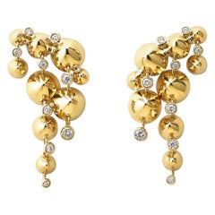 Pendants d'oreilles contemporains en or jaune 18 carats et diamants blancs, sculptés à la main