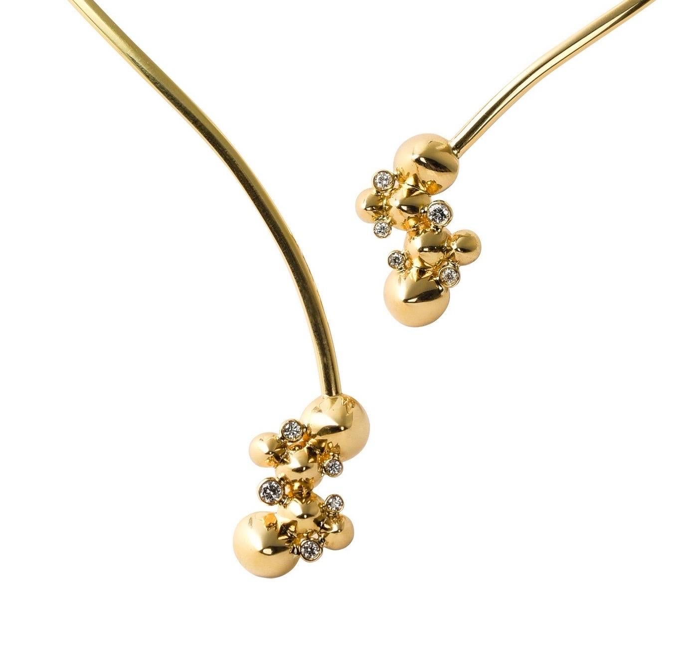 Zeitgenössische, handgeformte flexible Halskette aus 18 Karat Gelbgold mit weißen Diamanten im Zustand „Neu“ im Angebot in Nicosia, CY