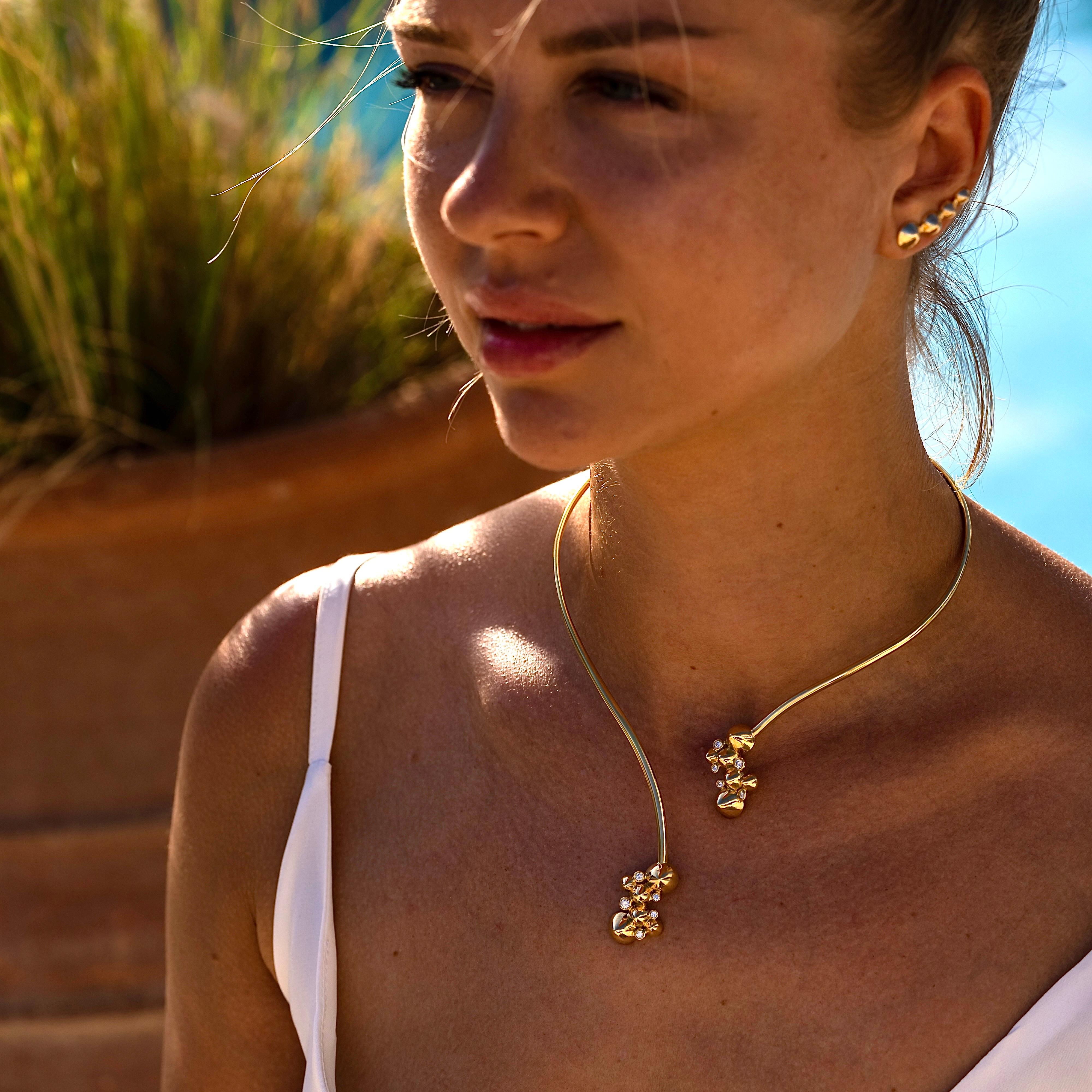 Zeitgenössische, handgeformte flexible Halskette aus 18 Karat Gelbgold mit weißen Diamanten Damen im Angebot
