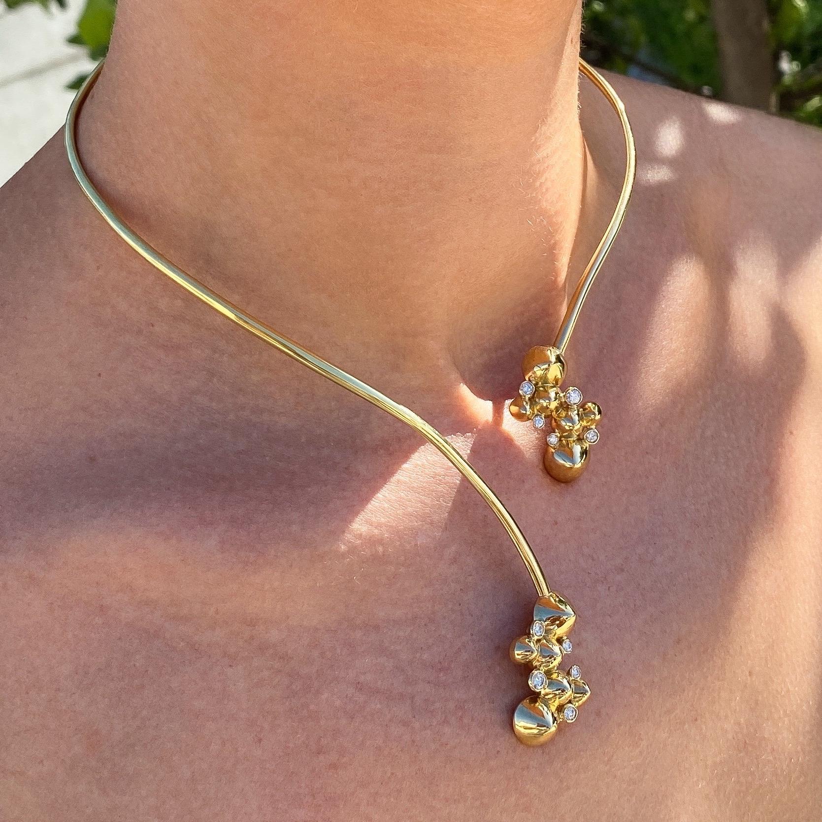 Zeitgenössische, handgeformte flexible Halskette aus 18 Karat Gelbgold mit weißen Diamanten (Brillantschliff) im Angebot