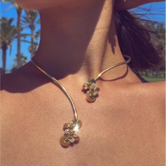 Collana flessibile contemporanea scolpita a mano in oro giallo 18 carati e diamanti bianchi