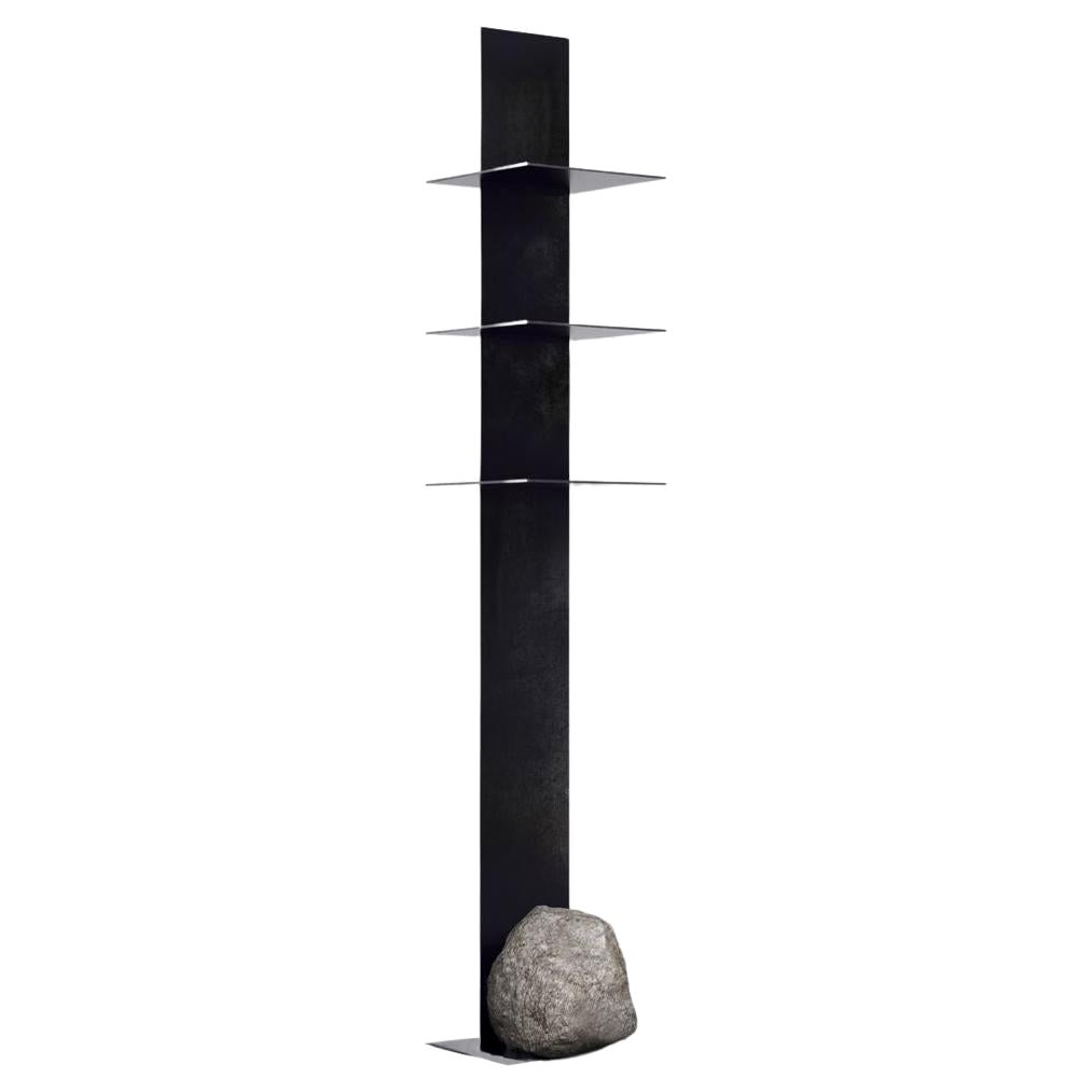TOTEM contemporaneo in acciaio nero scolpito a mano con pietra organica di Lee Sisan in vendita