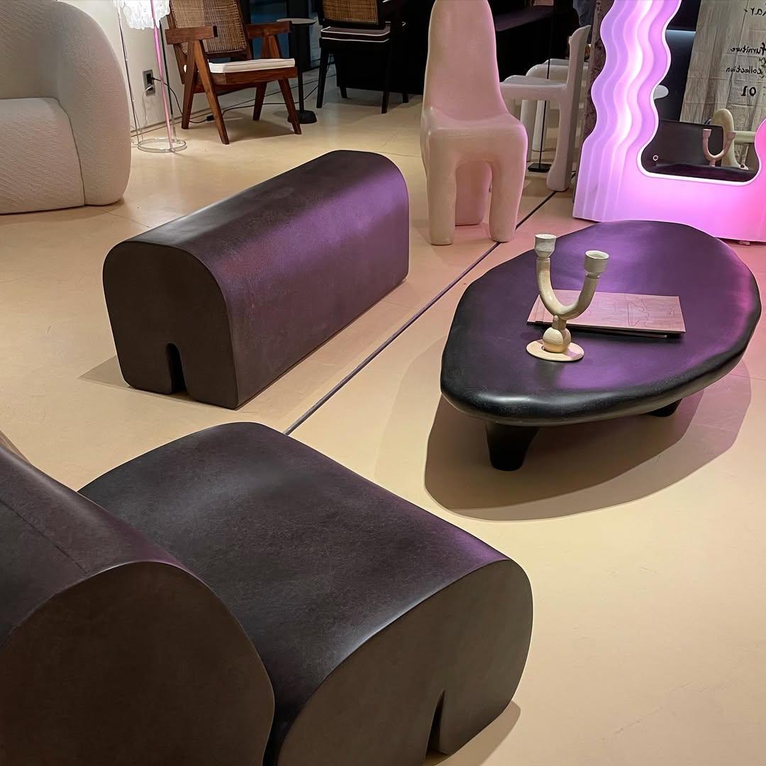 Zeitgenössische handgeformte bogenbank aus schwarzem fiberglass von kar im Angebot 1