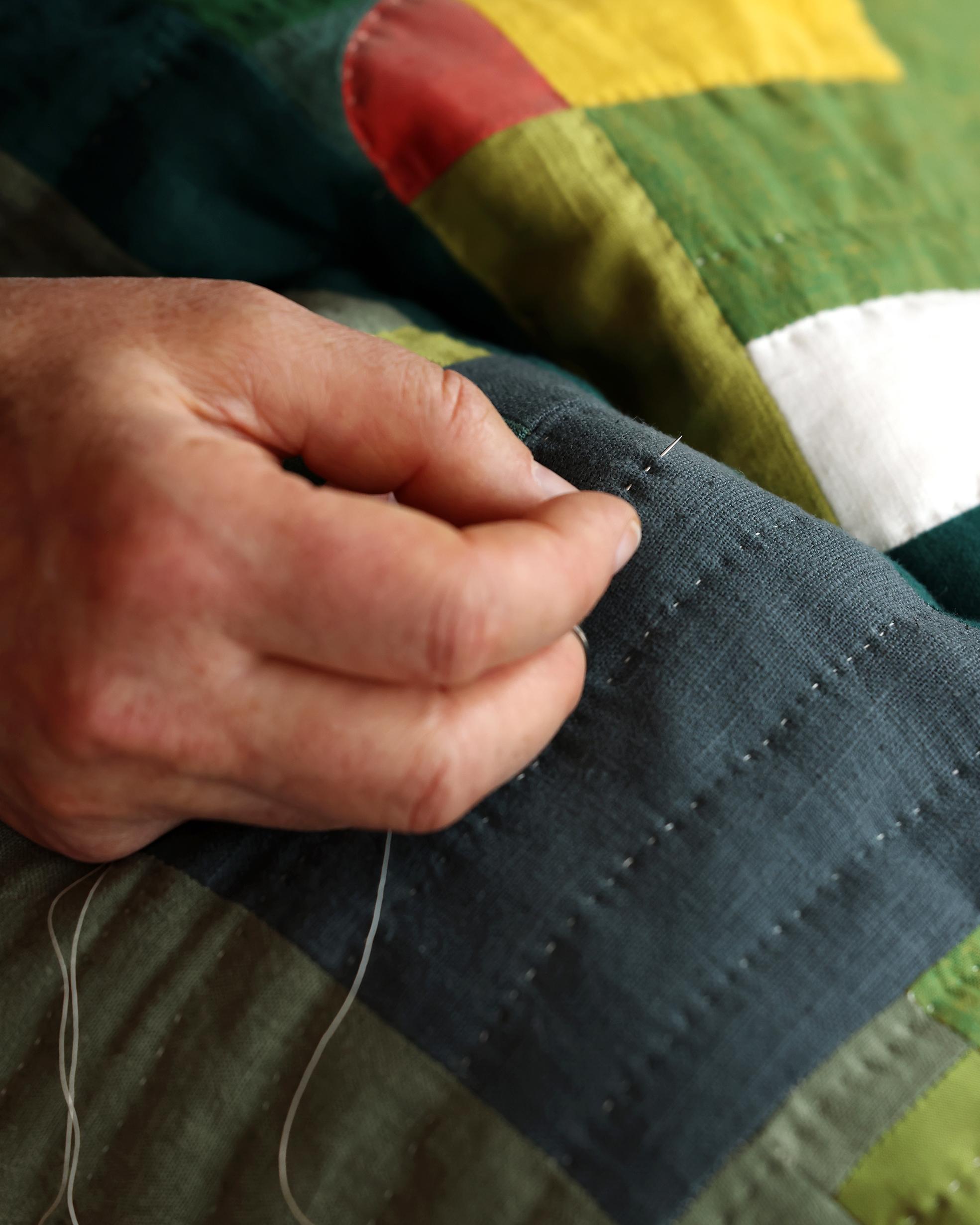 Zeitgenössischer handgenähter Curllusion-Quilt von einem britischen Meistermacher  (Britisch) im Angebot