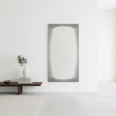Espejo contemporáneo de cristal estriado plateado a mano con iluminación LED integrada