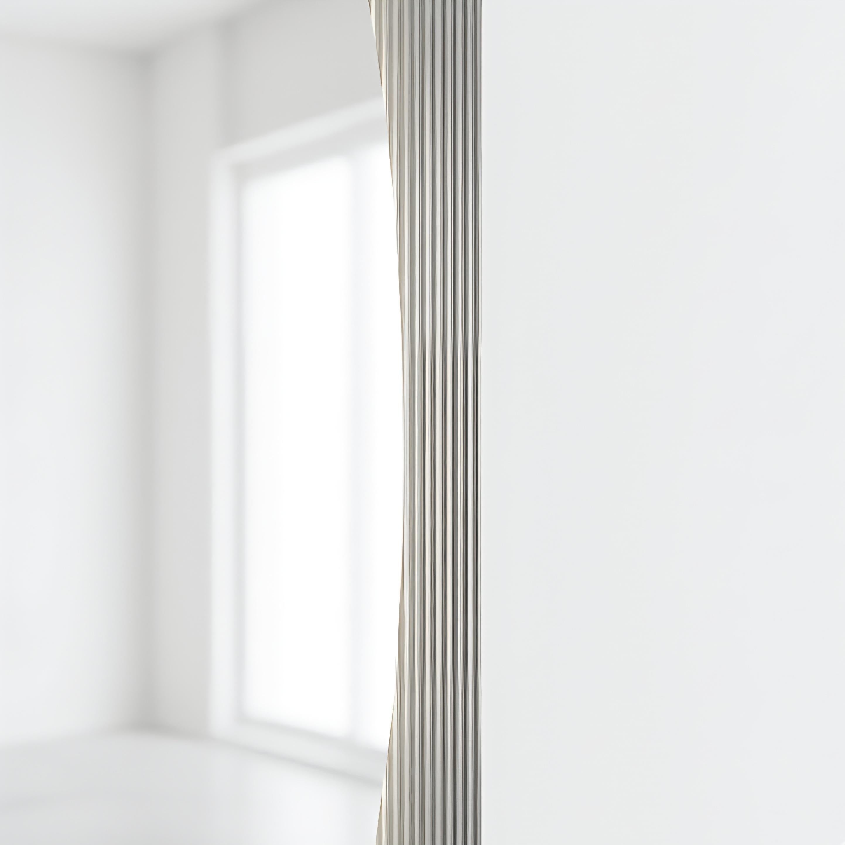 Altro Specchio contemporaneo in vetro scanalato argentato a mano con illuminazione LED integrata in vendita