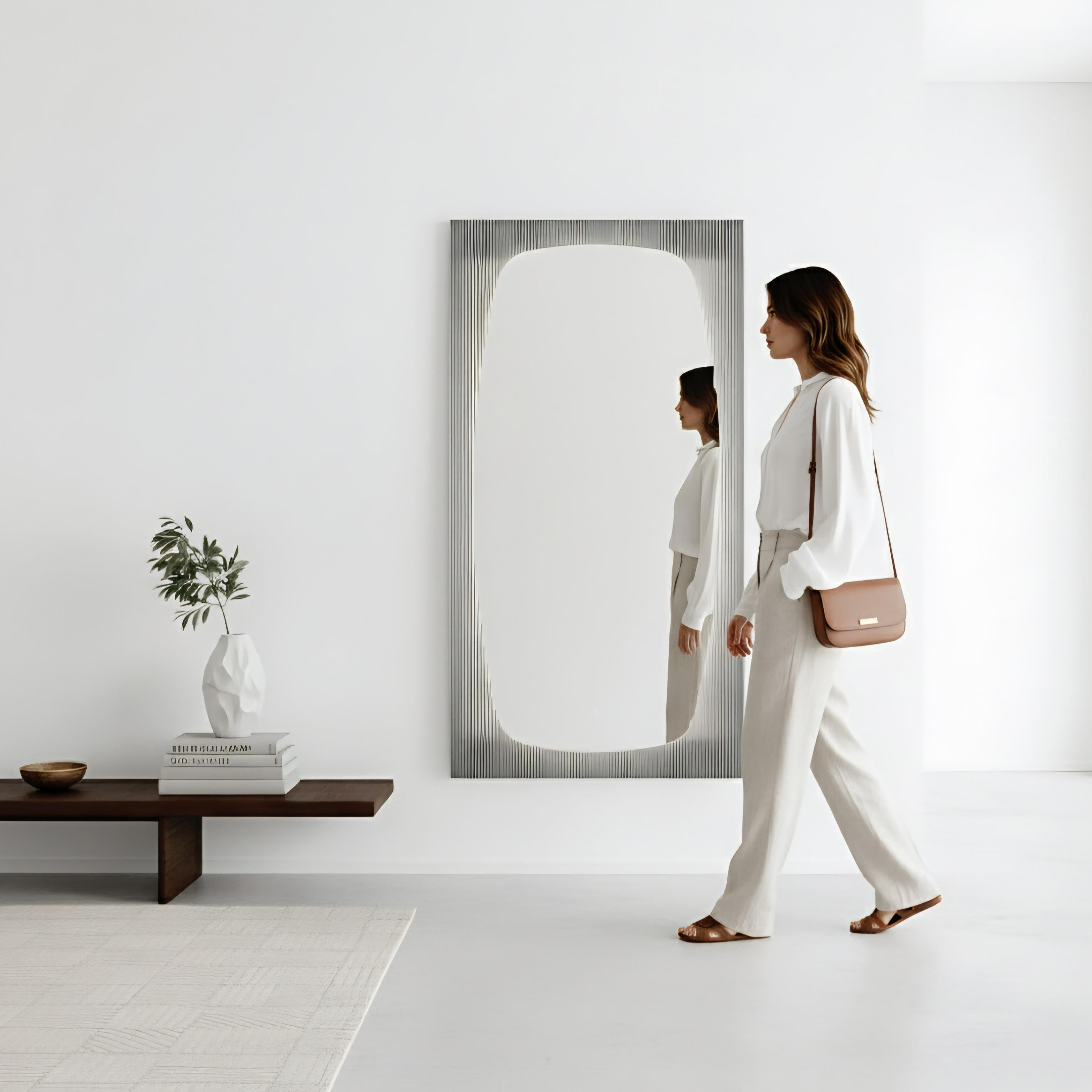 Slovacco Specchio contemporaneo in vetro scanalato argentato a mano con illuminazione LED integrata in vendita