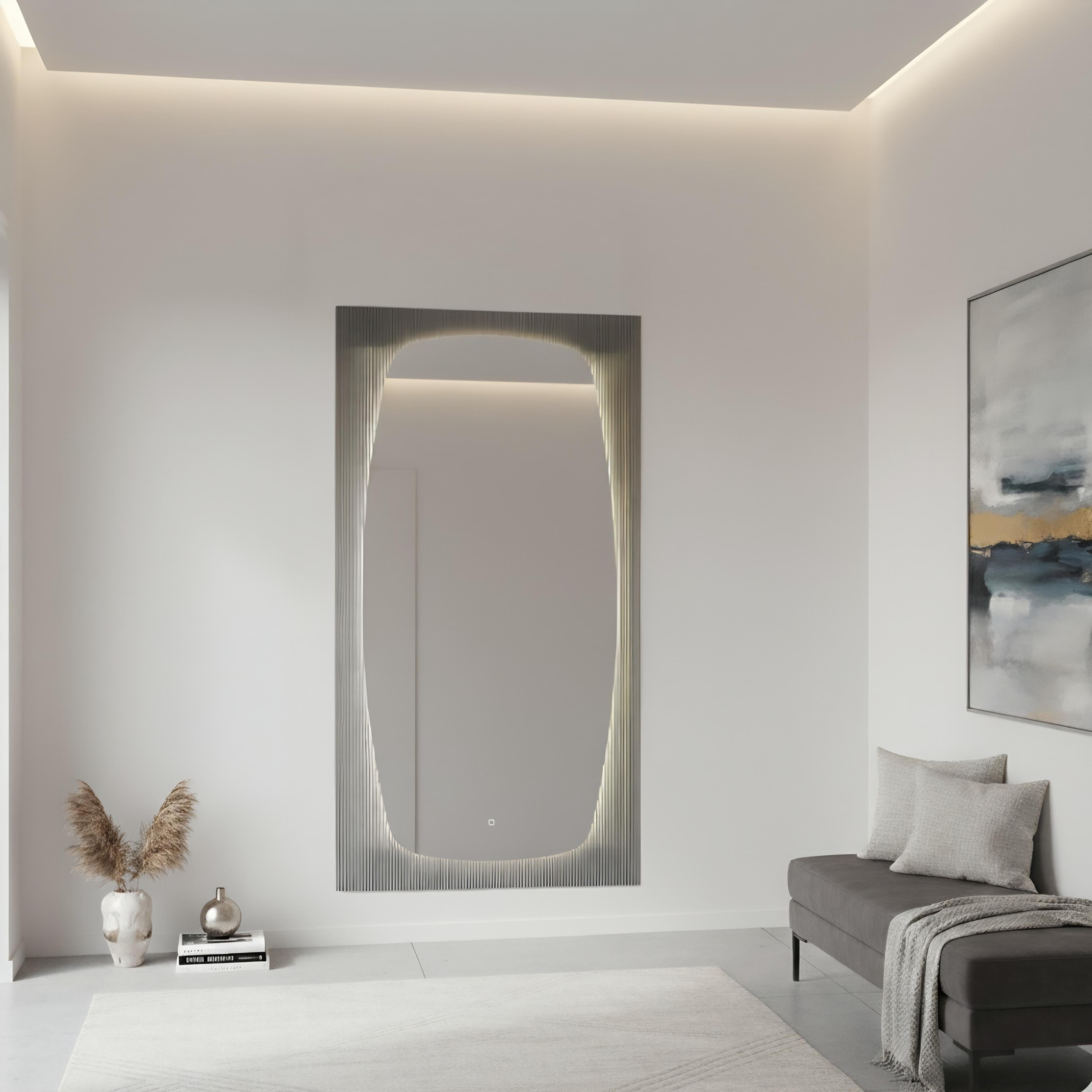 Argentato Specchio contemporaneo in vetro scanalato argentato a mano con illuminazione LED integrata in vendita