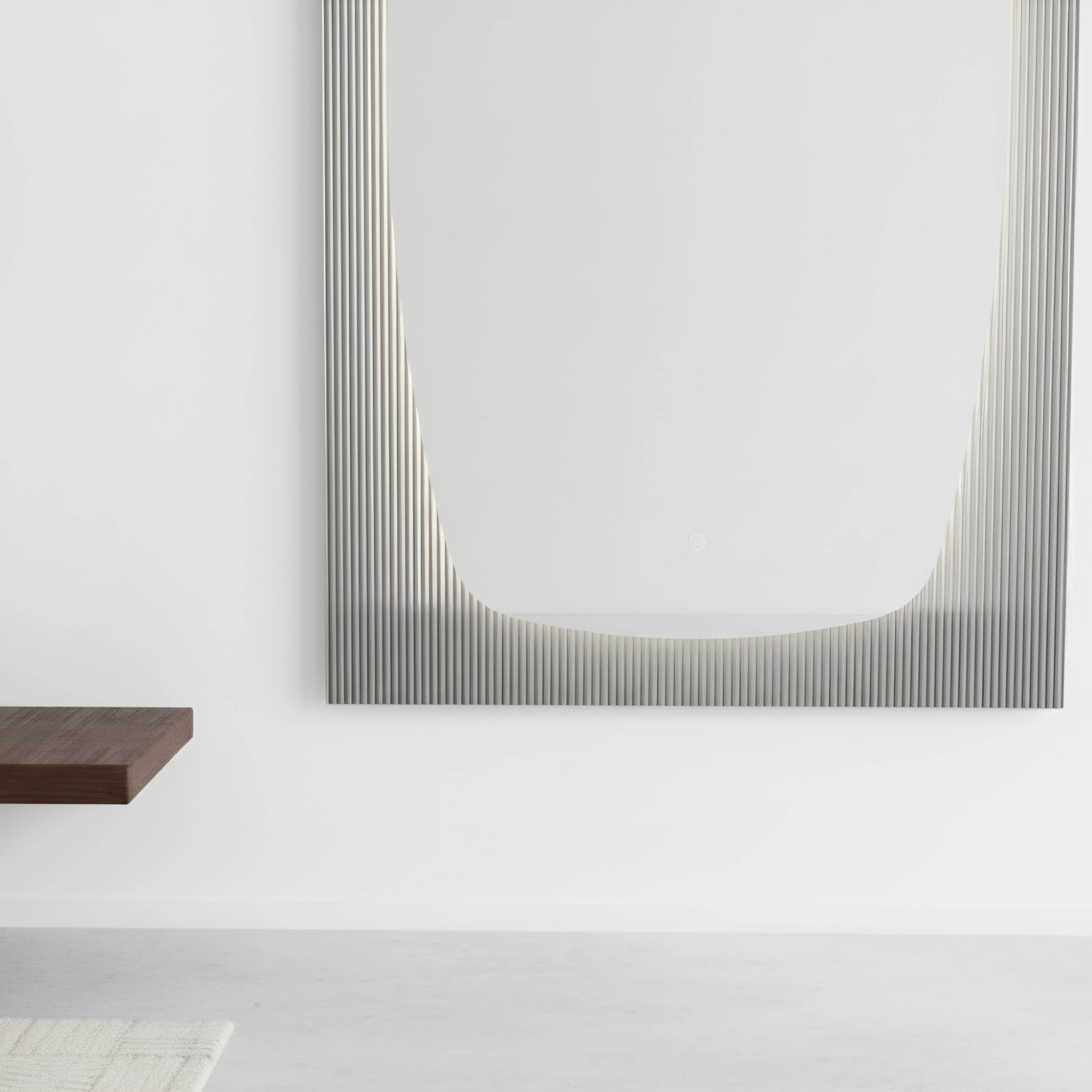 Specchio contemporaneo in vetro scanalato argentato a mano con illuminazione LED integrata In condizioni Nuovo in vendita a Skalica, SK