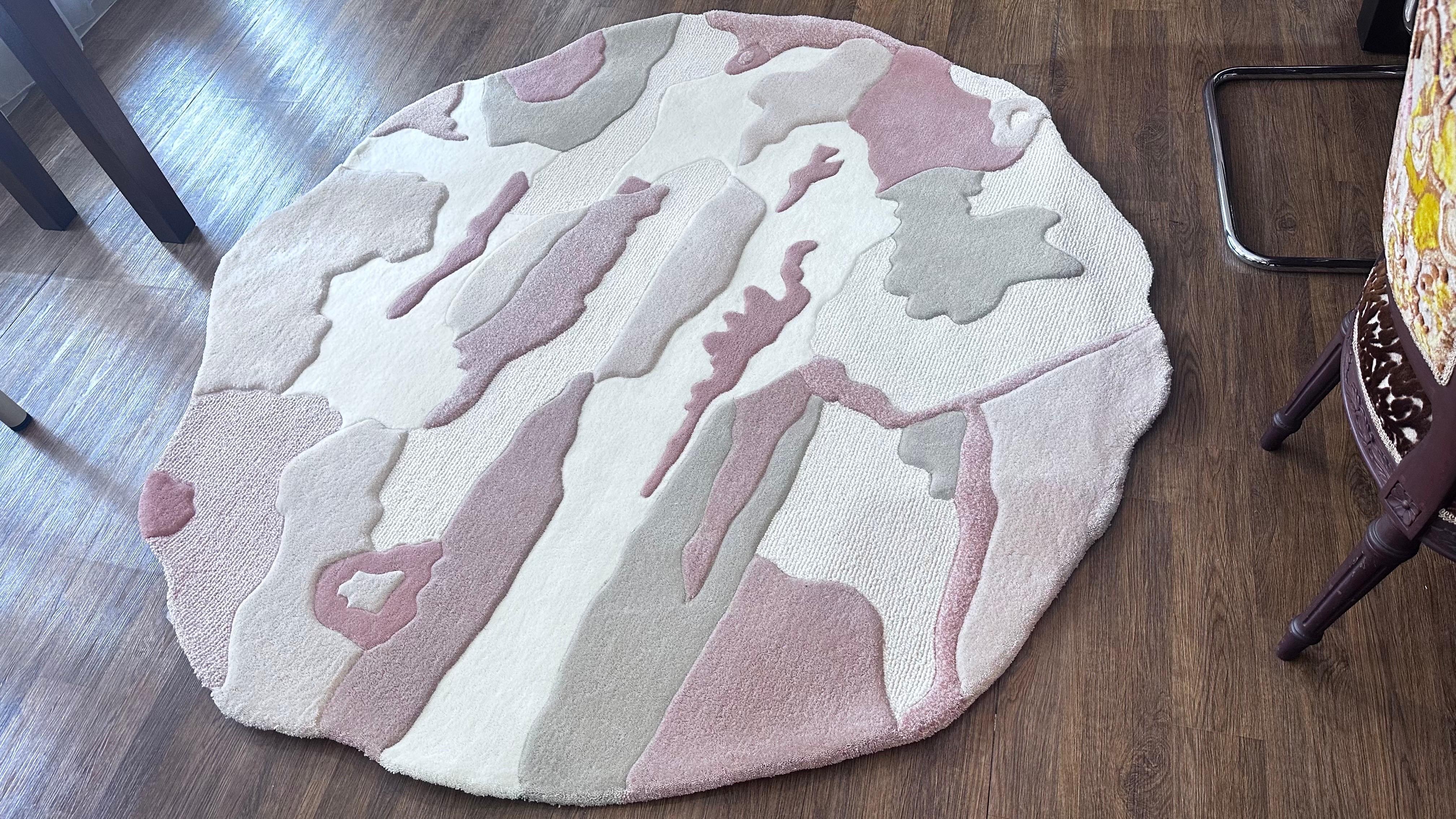 Modern Contemporary Hand-Tufted Wool Rug, Organic Round Shape in Soft Neutrals For Sale