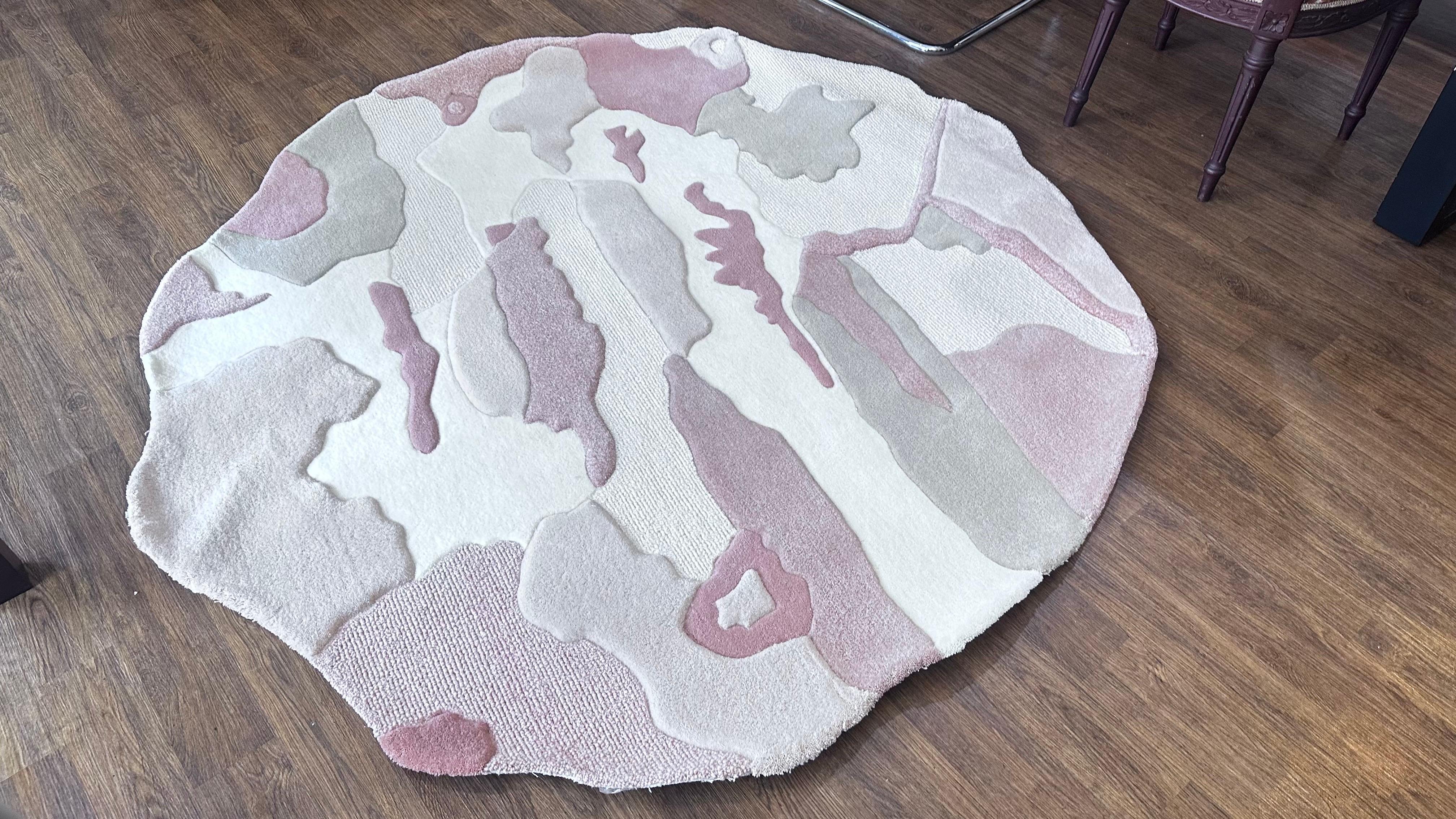 Indonesian Contemporary Hand-Tufted Wool Rug, Organic Round Shape in Soft Neutrals For Sale