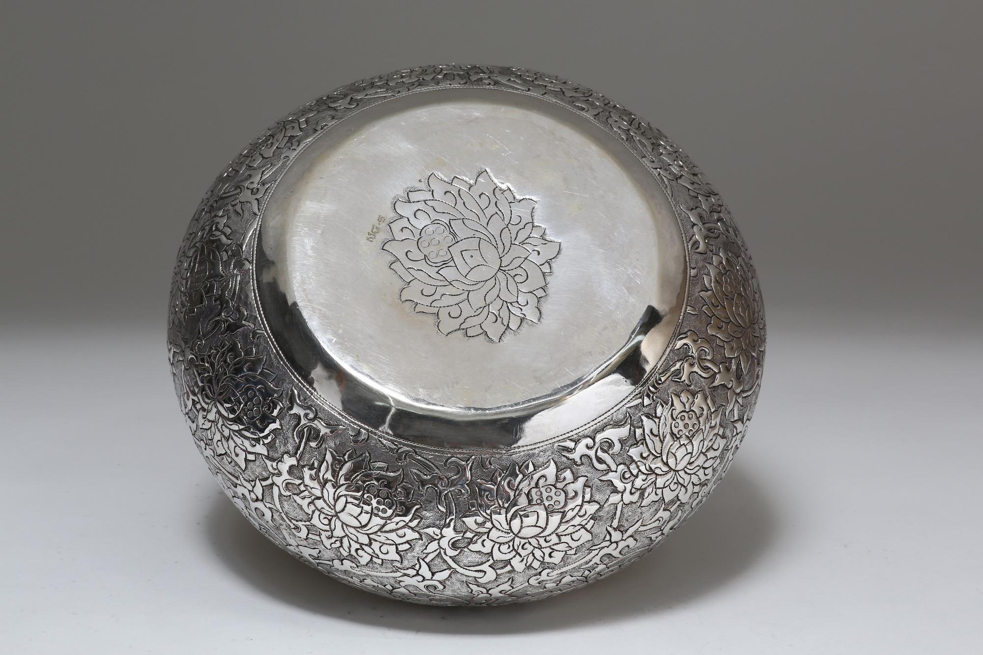 Zeitgenössische handgefertigte Schale aus massivem Silber, Lotusmotiv, Tafelaufsatz (Handgefertigt)