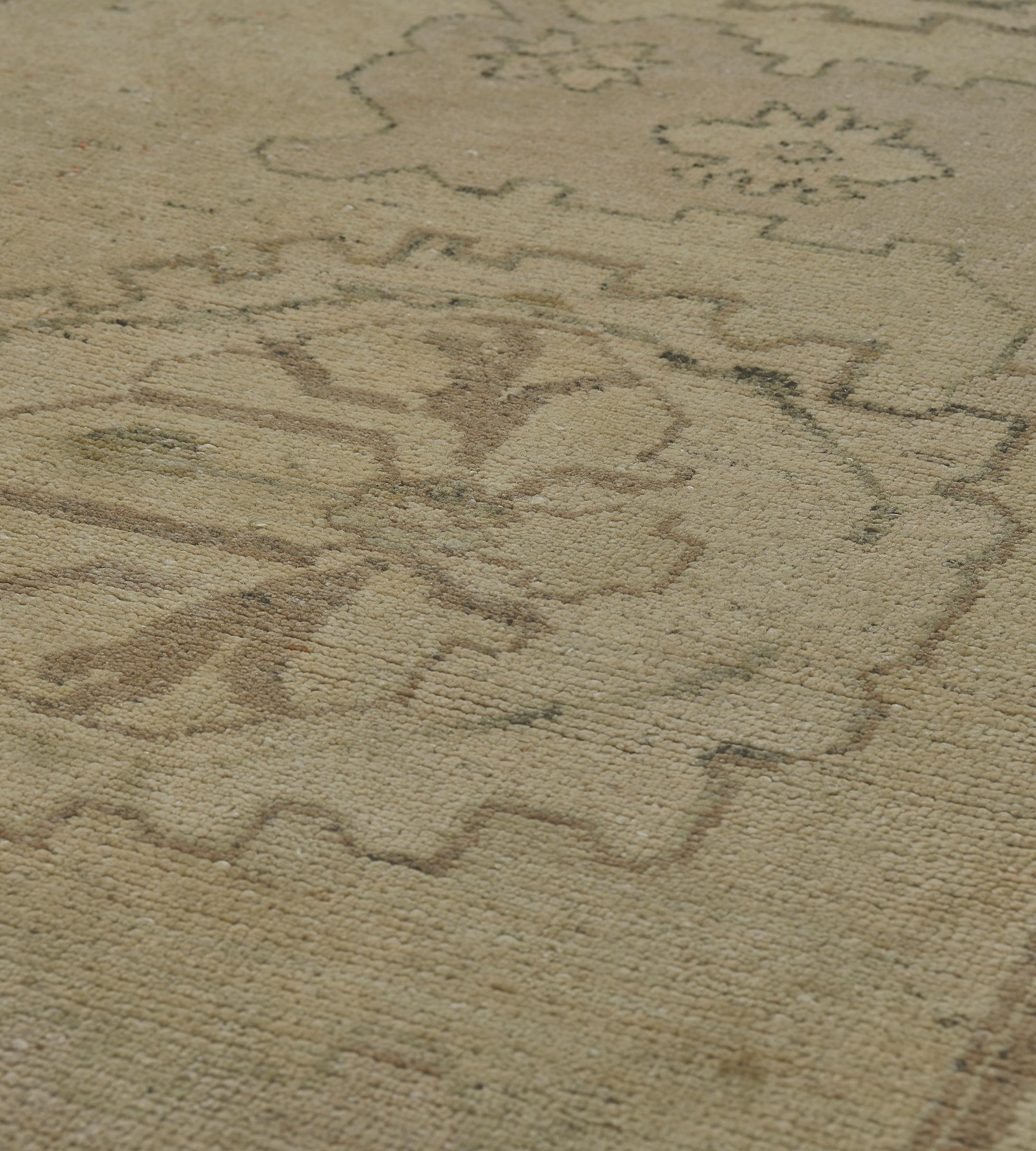 Alfombra contemporánea tejida a mano en lana beige con motivos florales inspirados en Oushak en venta 1