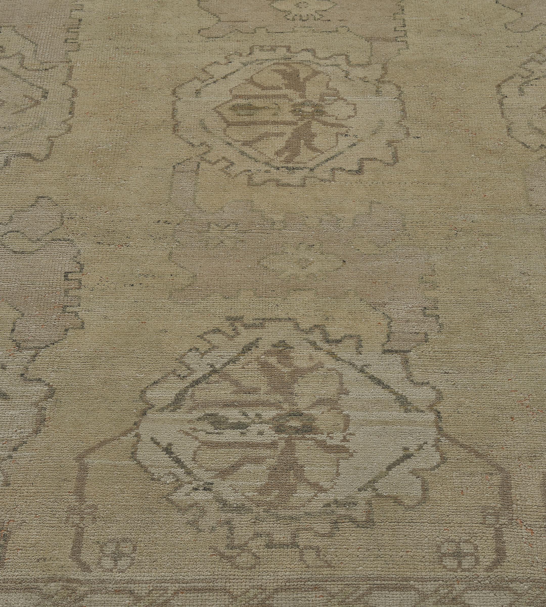 Alfombra contemporánea tejida a mano en lana beige con motivos florales inspirados en Oushak en venta 2