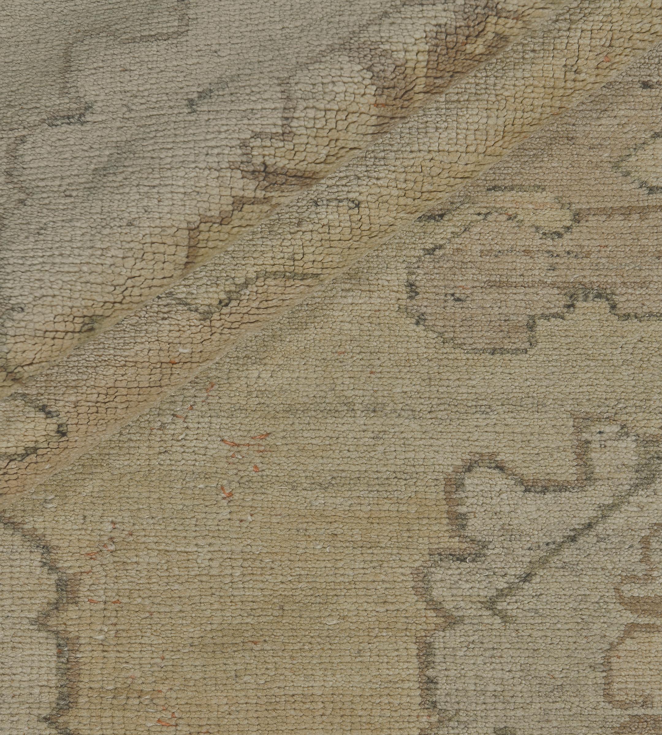 Alfombra contemporánea tejida a mano en lana beige con motivos florales inspirados en Oushak en venta 3