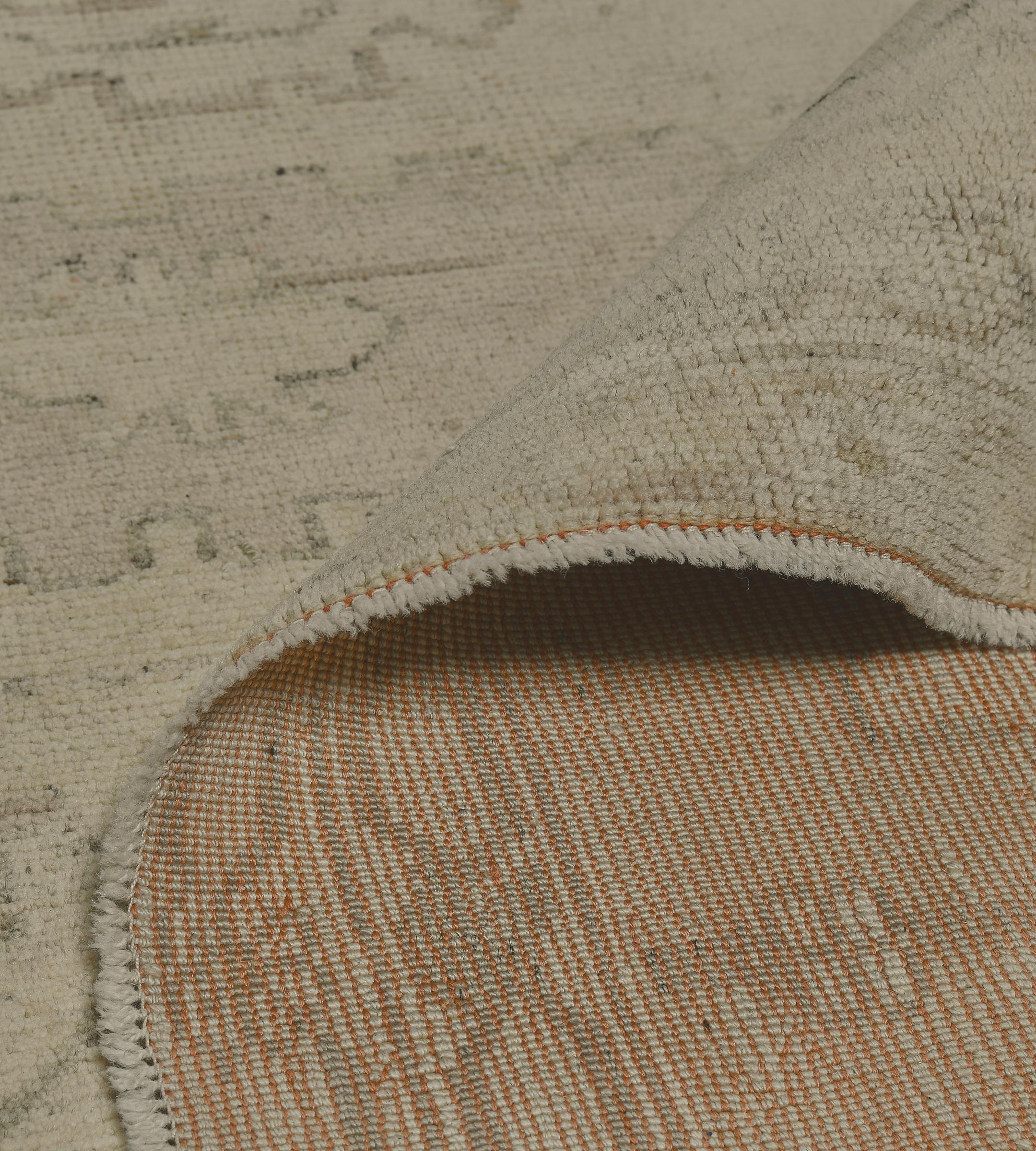 Alfombra contemporánea tejida a mano en lana beige con motivos florales inspirados en Oushak en venta 4