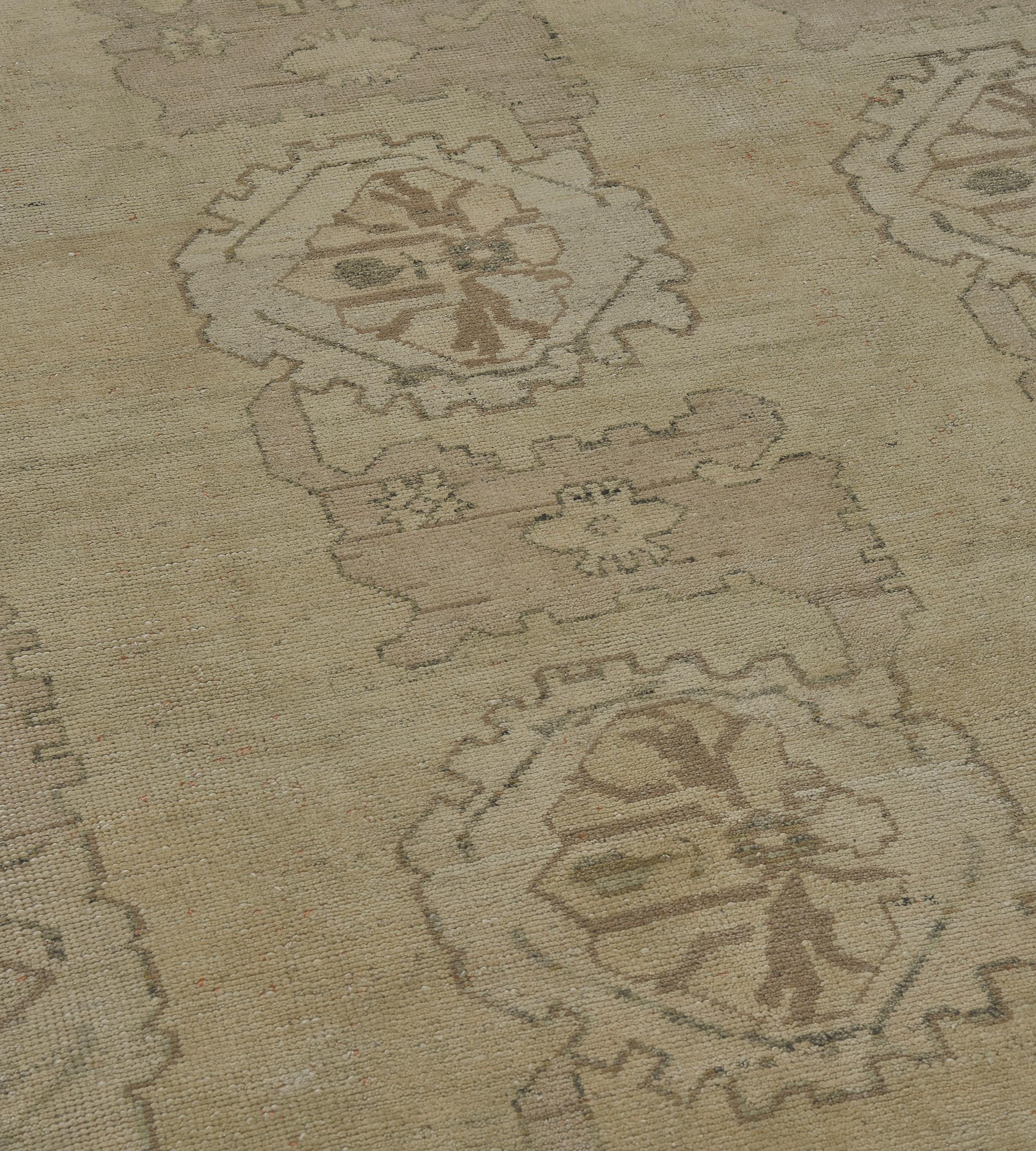 Una nueva alfombra de inspiración Oushak tejida a mano en Turquía, con un diseño asombrosamente bello y magistrales combinaciones de colores. 100% lana natural. A estrenar.