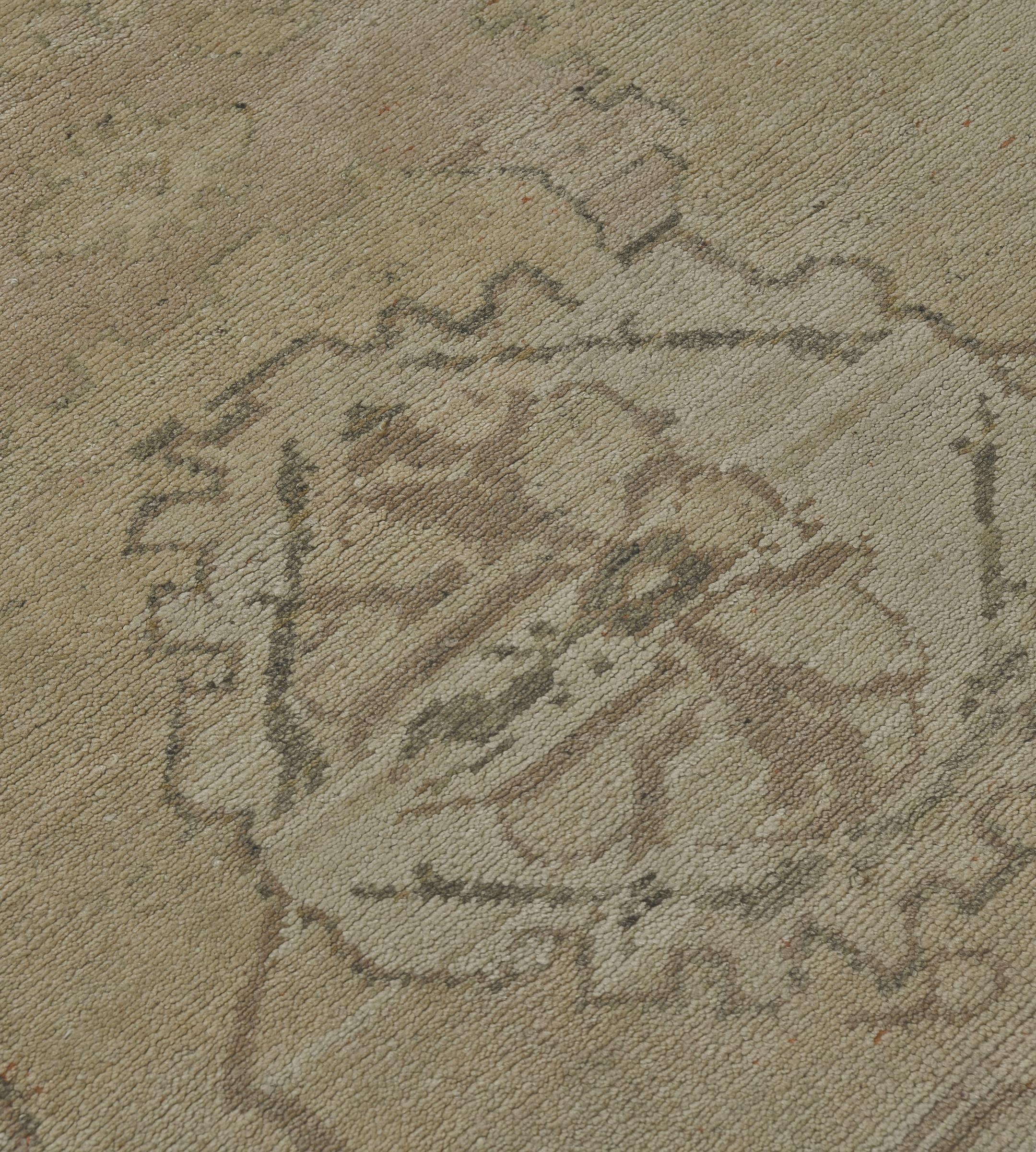 Alfombra contemporánea tejida a mano en lana beige con motivos florales inspirados en Oushak Turco en venta