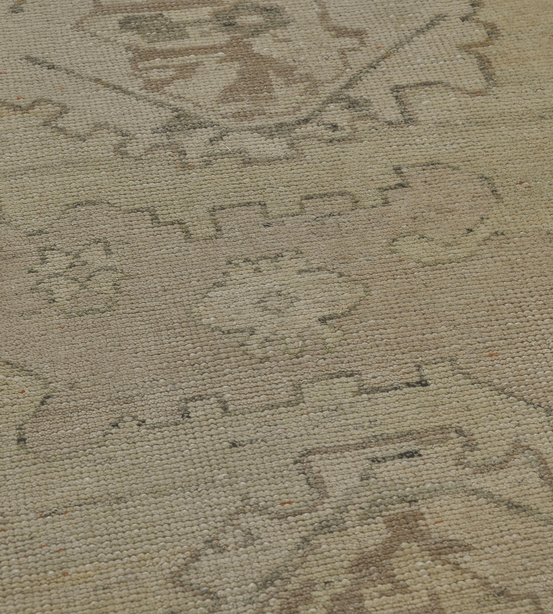 Alfombra contemporánea tejida a mano en lana beige con motivos florales inspirados en Oushak Tejido a mano en venta