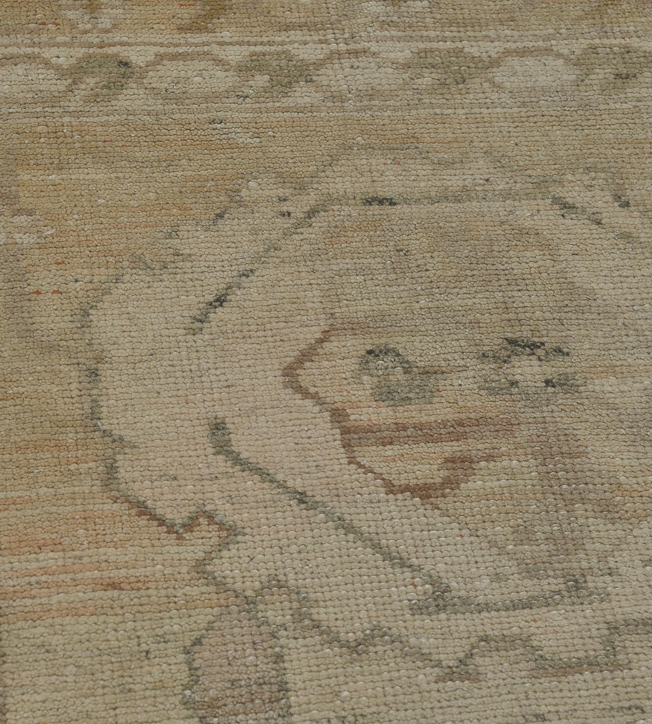 Alfombra contemporánea tejida a mano en lana beige con motivos florales inspirados en Oushak Siglo XXI y contemporáneo en venta