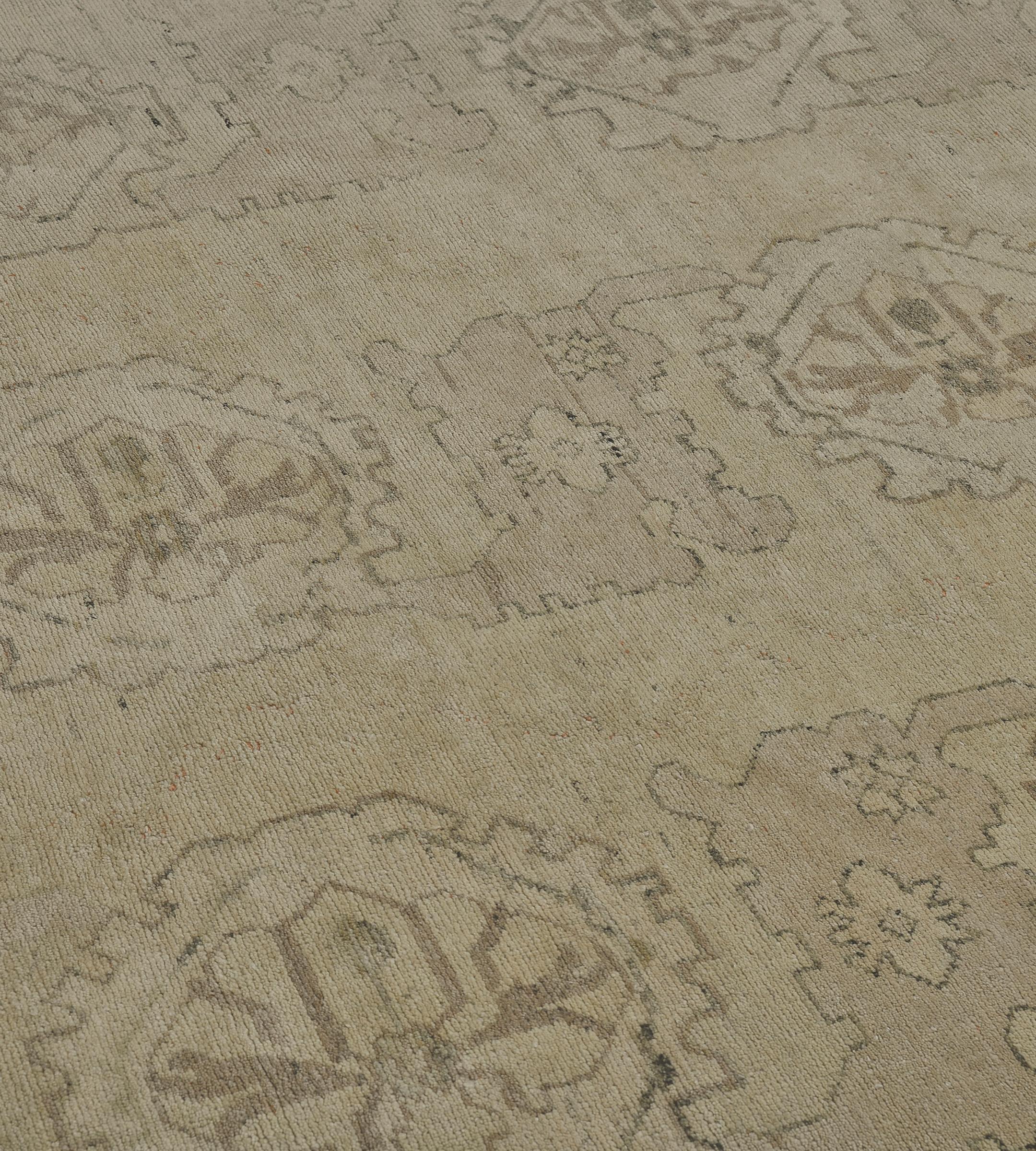Alfombra contemporánea tejida a mano en lana beige con motivos florales inspirados en Oushak Lana en venta