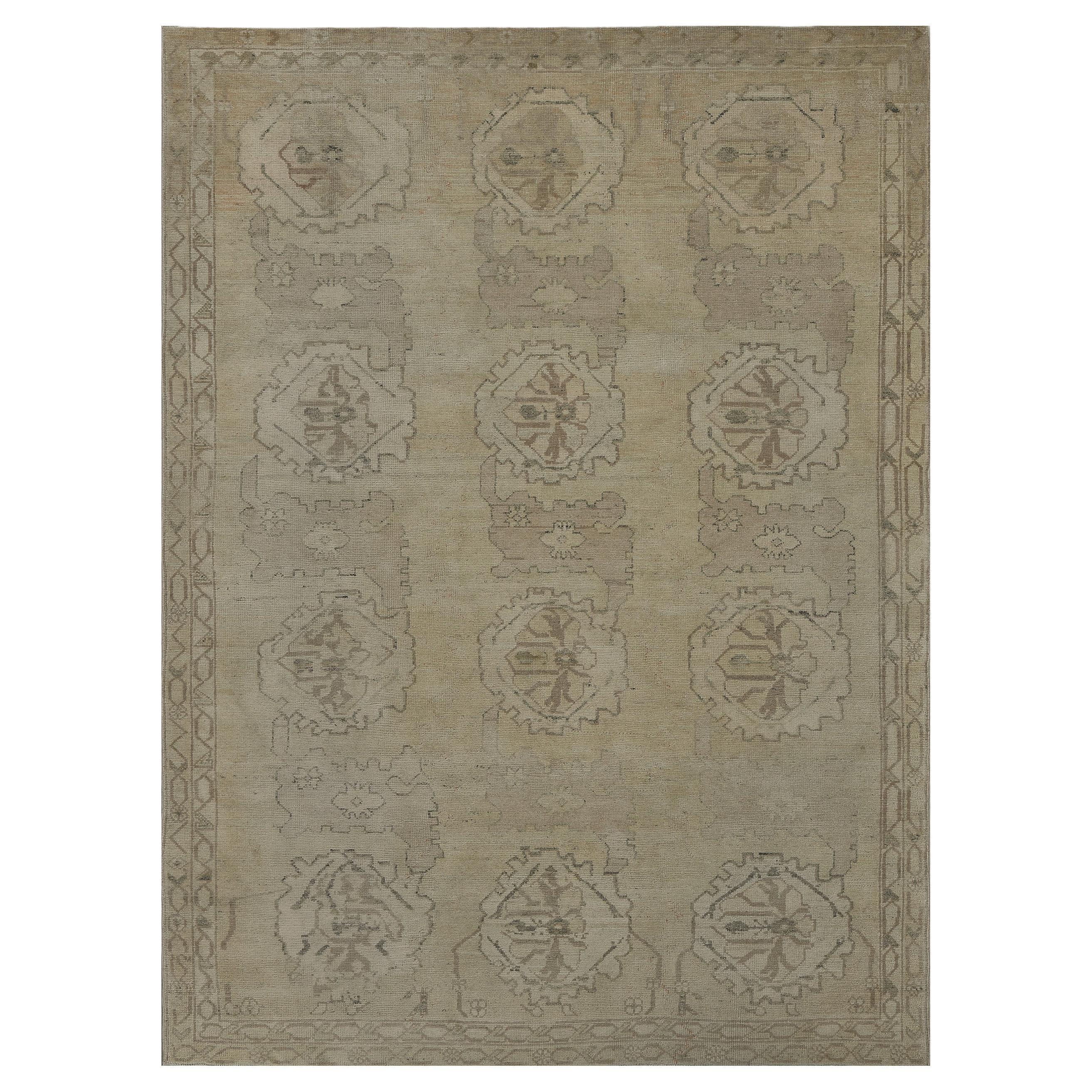 Alfombra contemporánea tejida a mano en lana beige con motivos florales inspirados en Oushak en venta