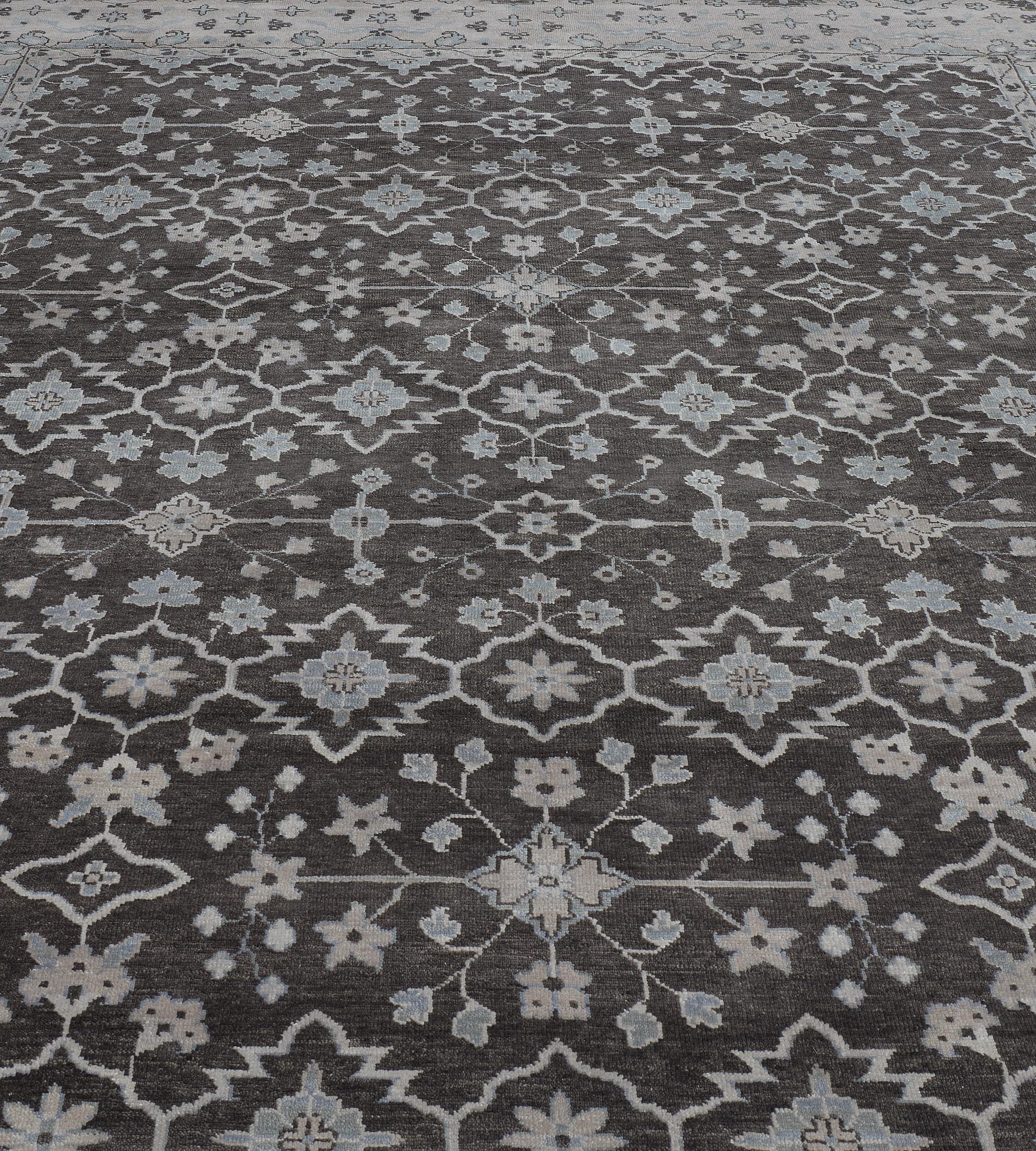 Sapientemente creato in Kashmir, questo bellissimo tappeto di ispirazione Oushak presenta un rilassante campo di colore marrone e un design eccezionalmente decorativo. Vello in lana naturale al 100%.