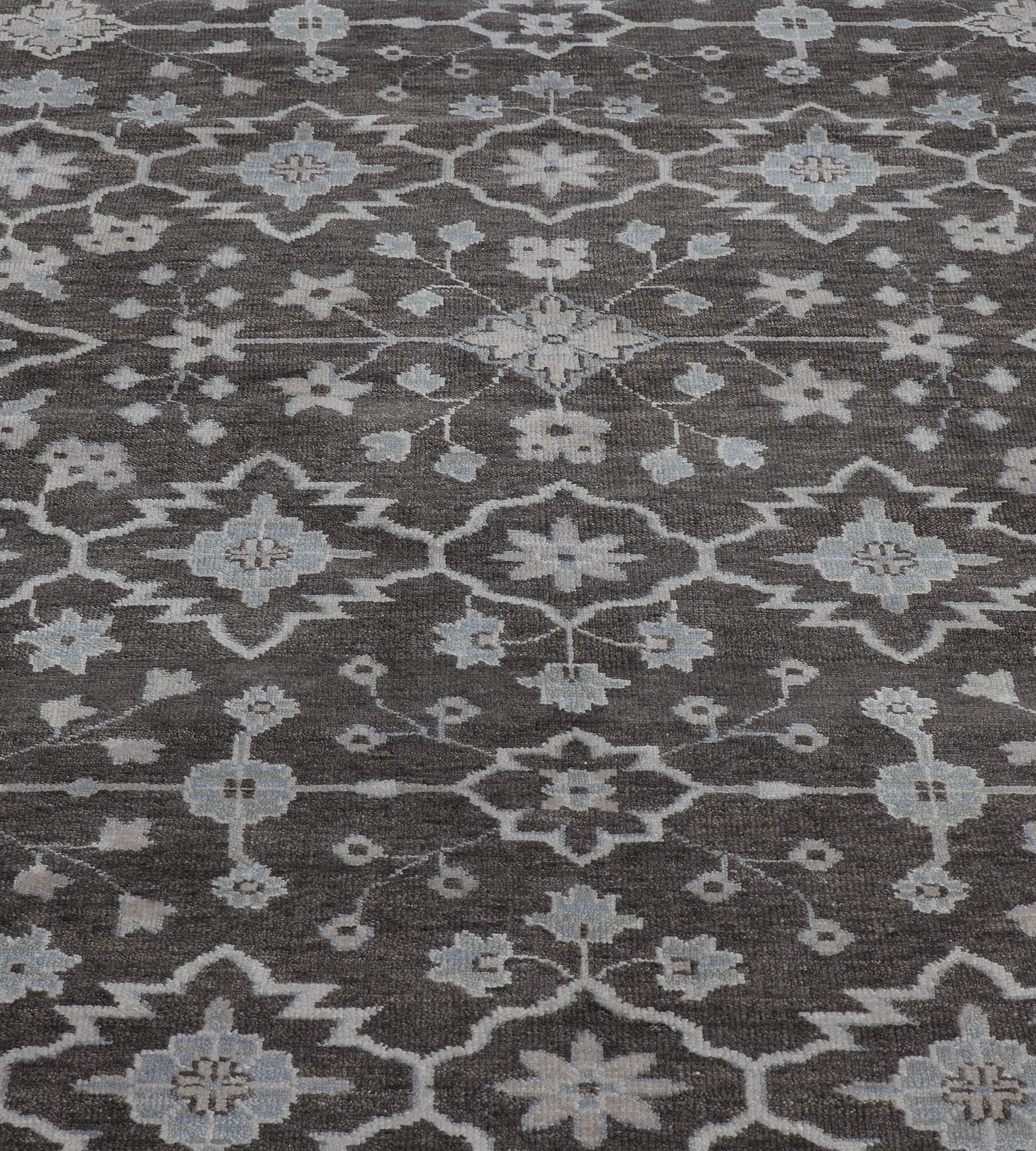Pakistano Tappeto contemporaneo intrecciato a mano di colore marrone e blu di ispirazione Oushak in vendita