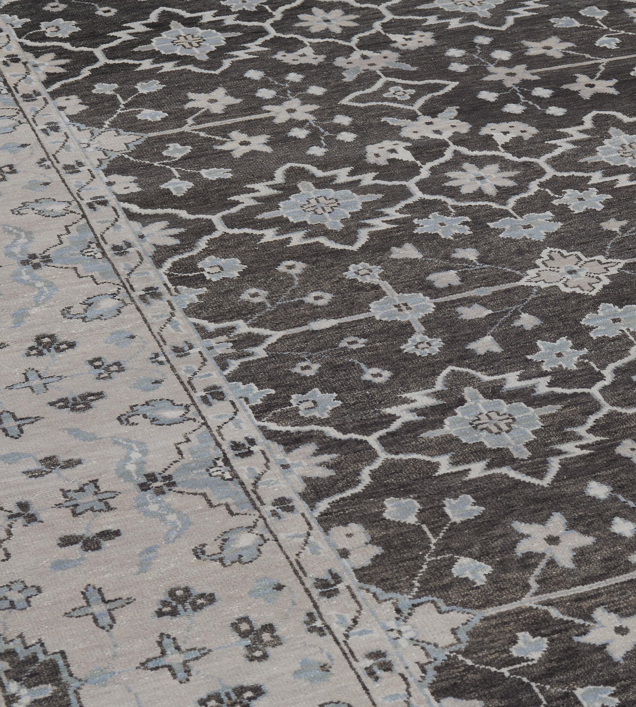 Tappeto contemporaneo intrecciato a mano di colore marrone e blu di ispirazione Oushak in vendita 1