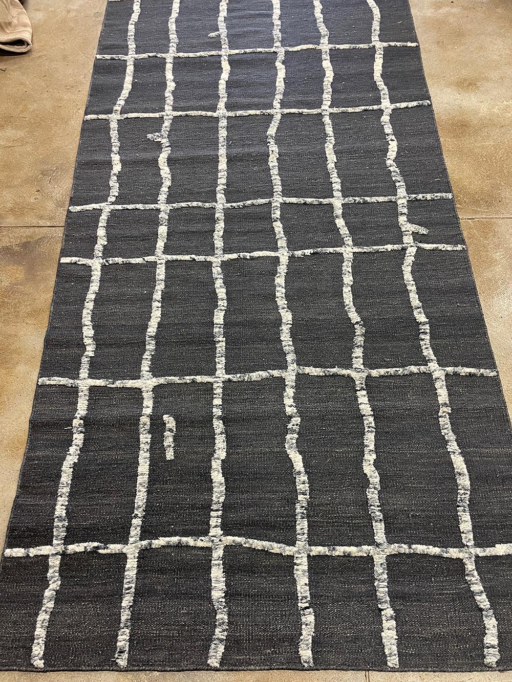 Runner contemporaneo tessuto a mano a trama piatta a pelo alto e basso color carbone e avorio in vendita 1