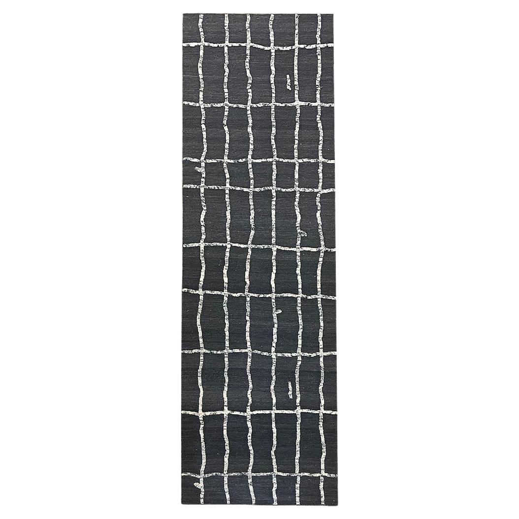 Runner contemporaneo tessuto a mano a trama piatta a pelo alto e basso color carbone e avorio in vendita